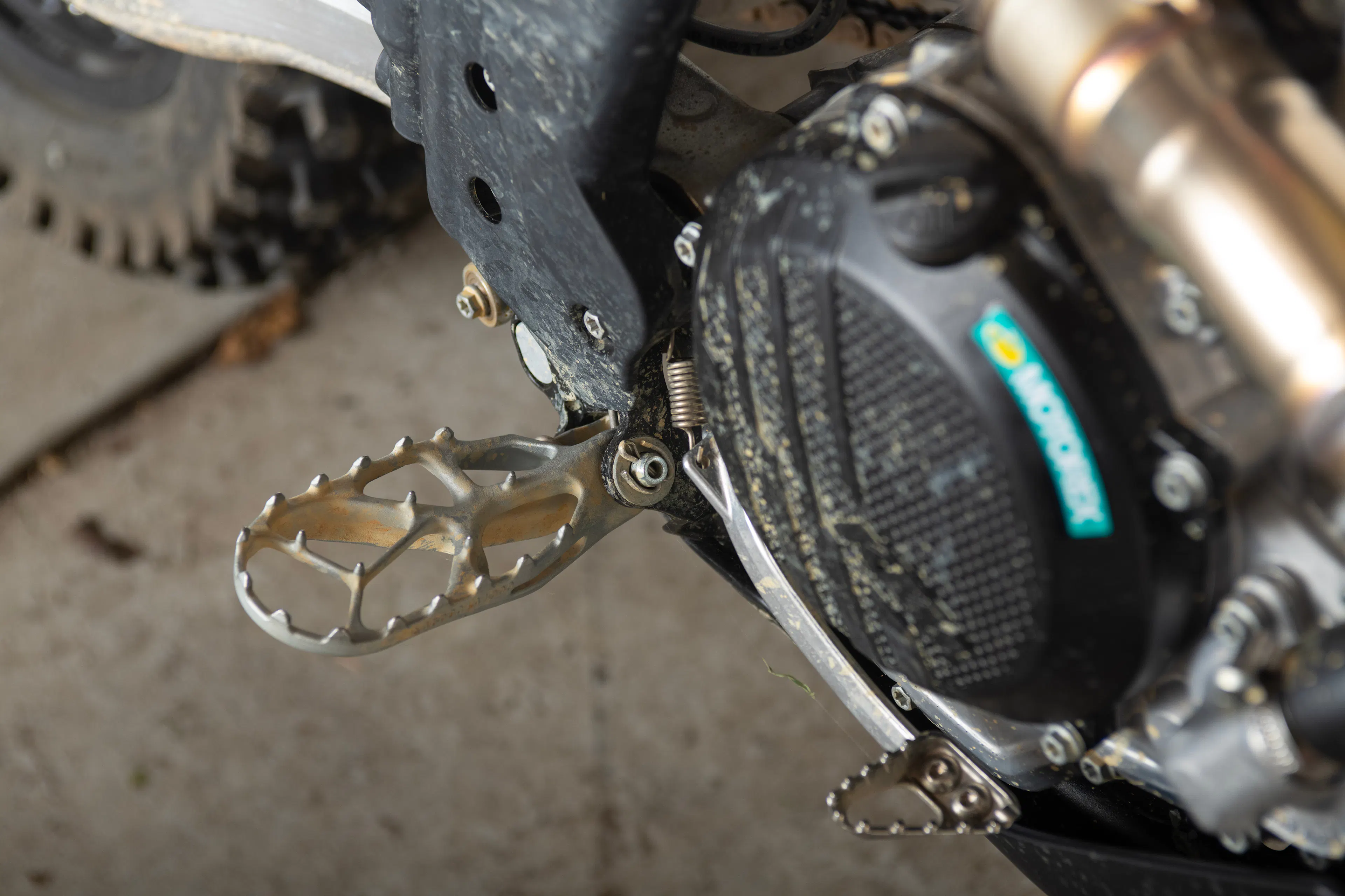 2024 KTM 350 XW-F clutch cover/footpeg detail 
