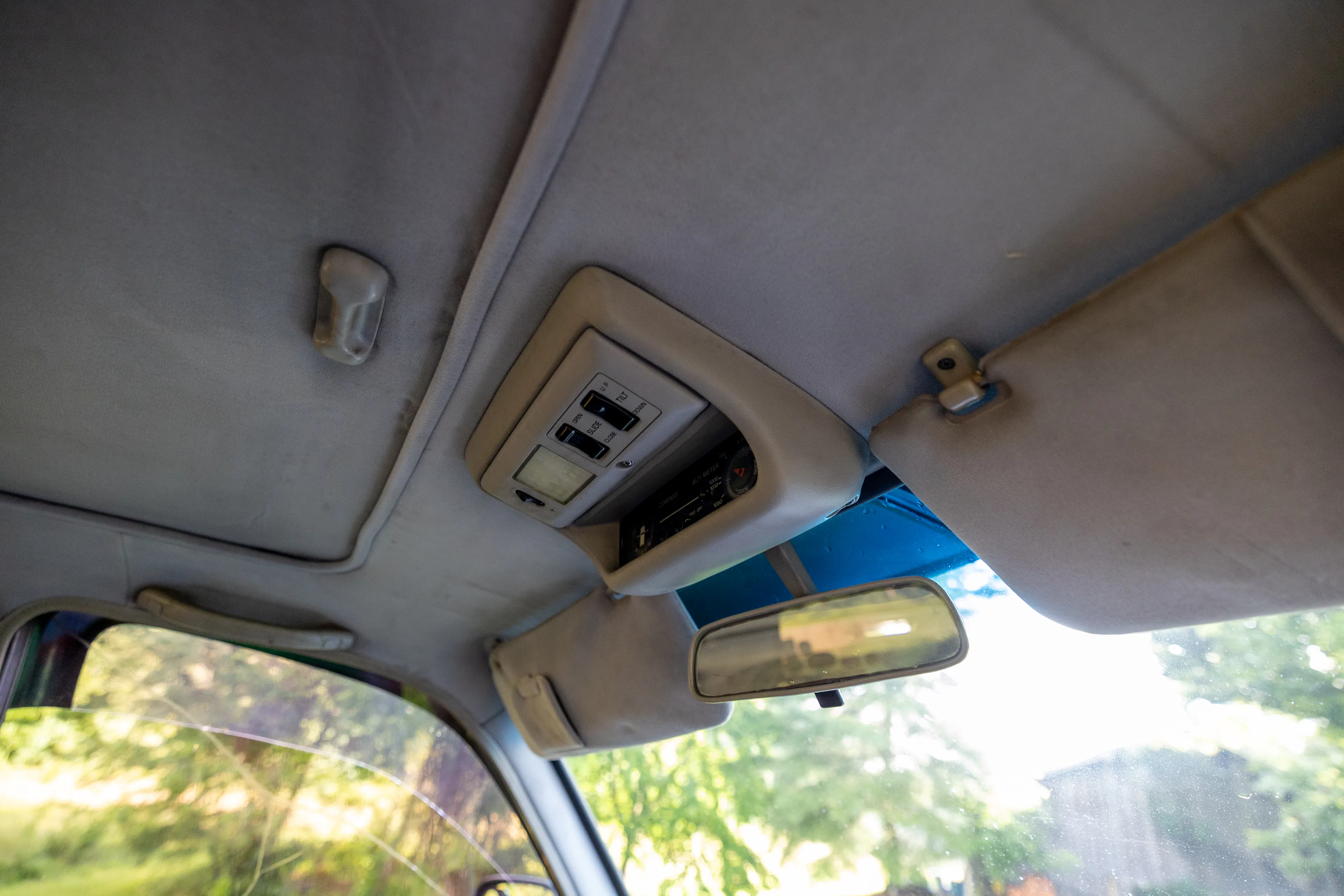 1990 Toyota Land Cruiser VX Limited upper console