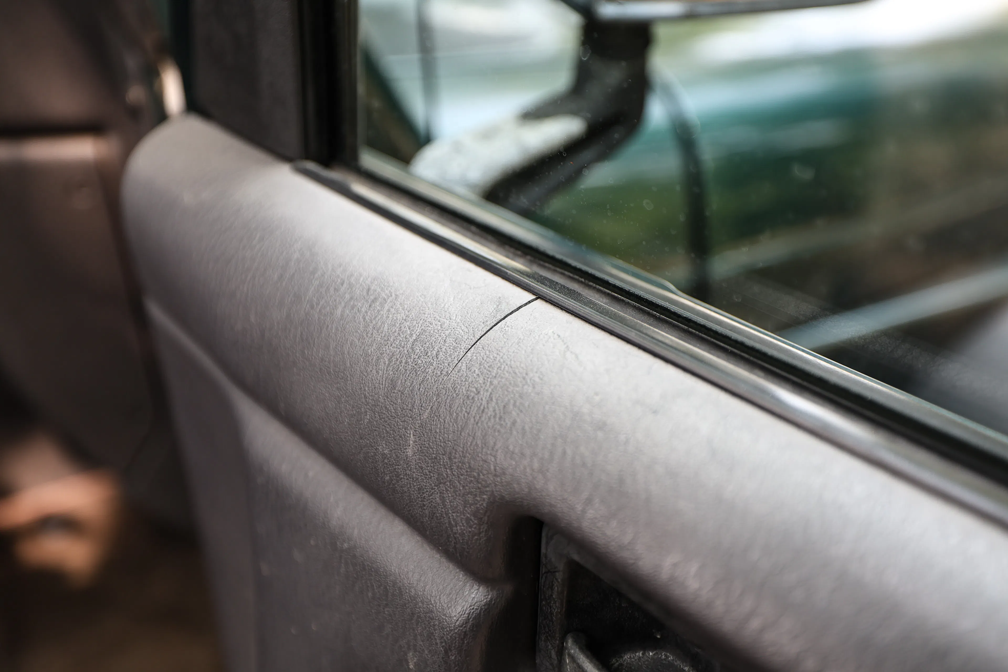 1999 Jeep Wrangler Sport passenger door panelcrack