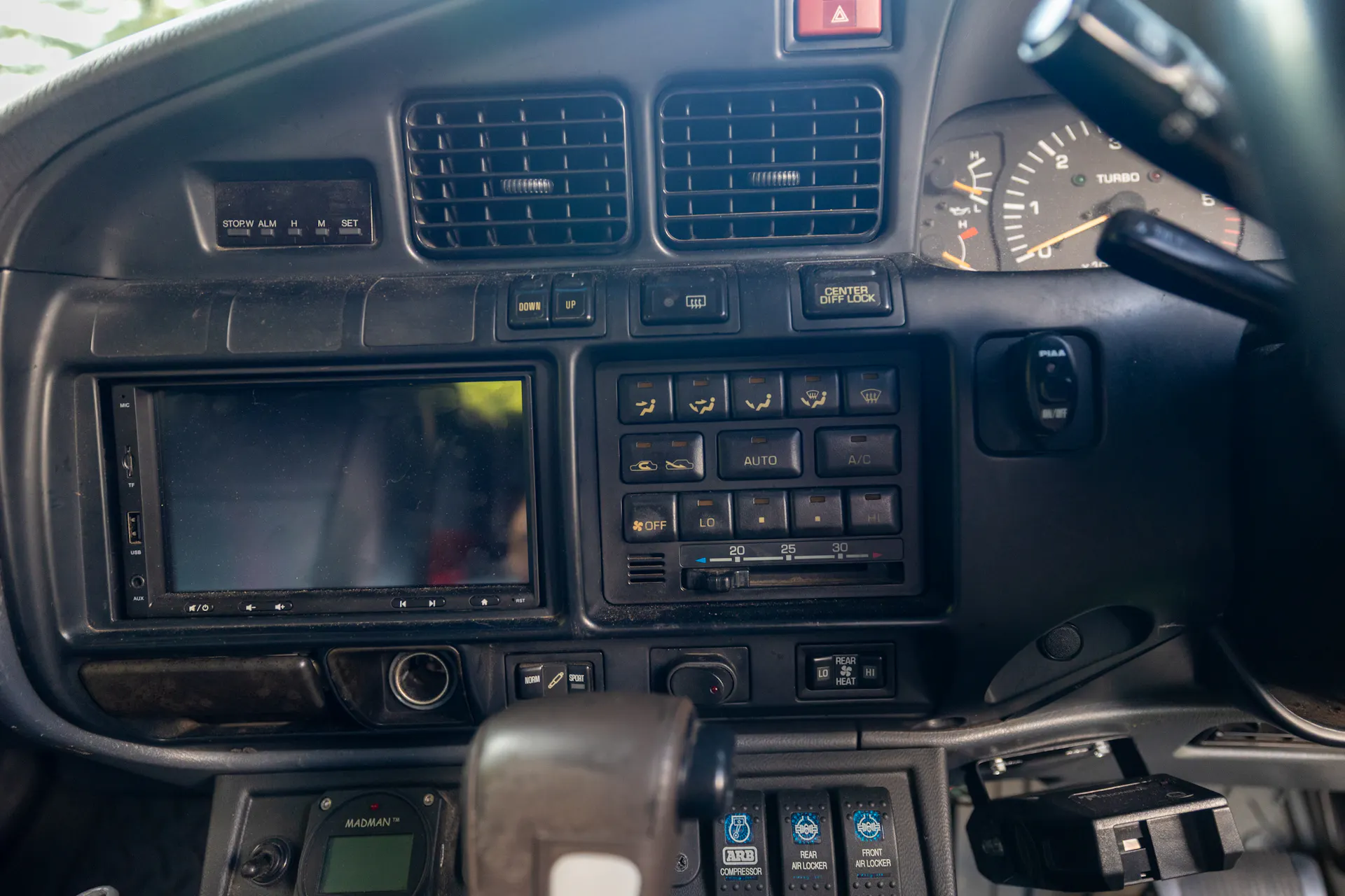 1990 Toyota Land Cruiser VX Limited center stack