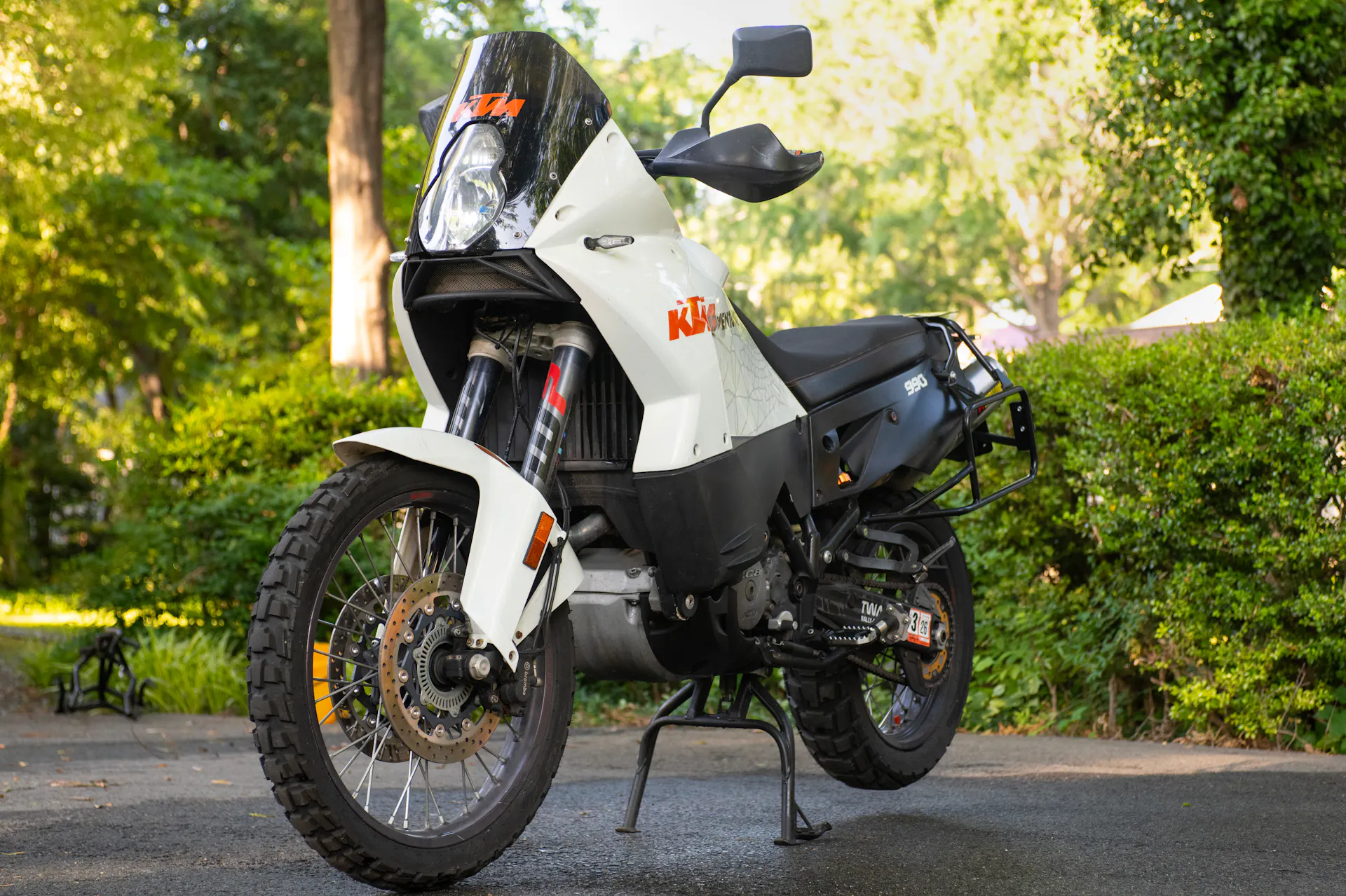 2010 KTM 990 Adventure front left 3/4