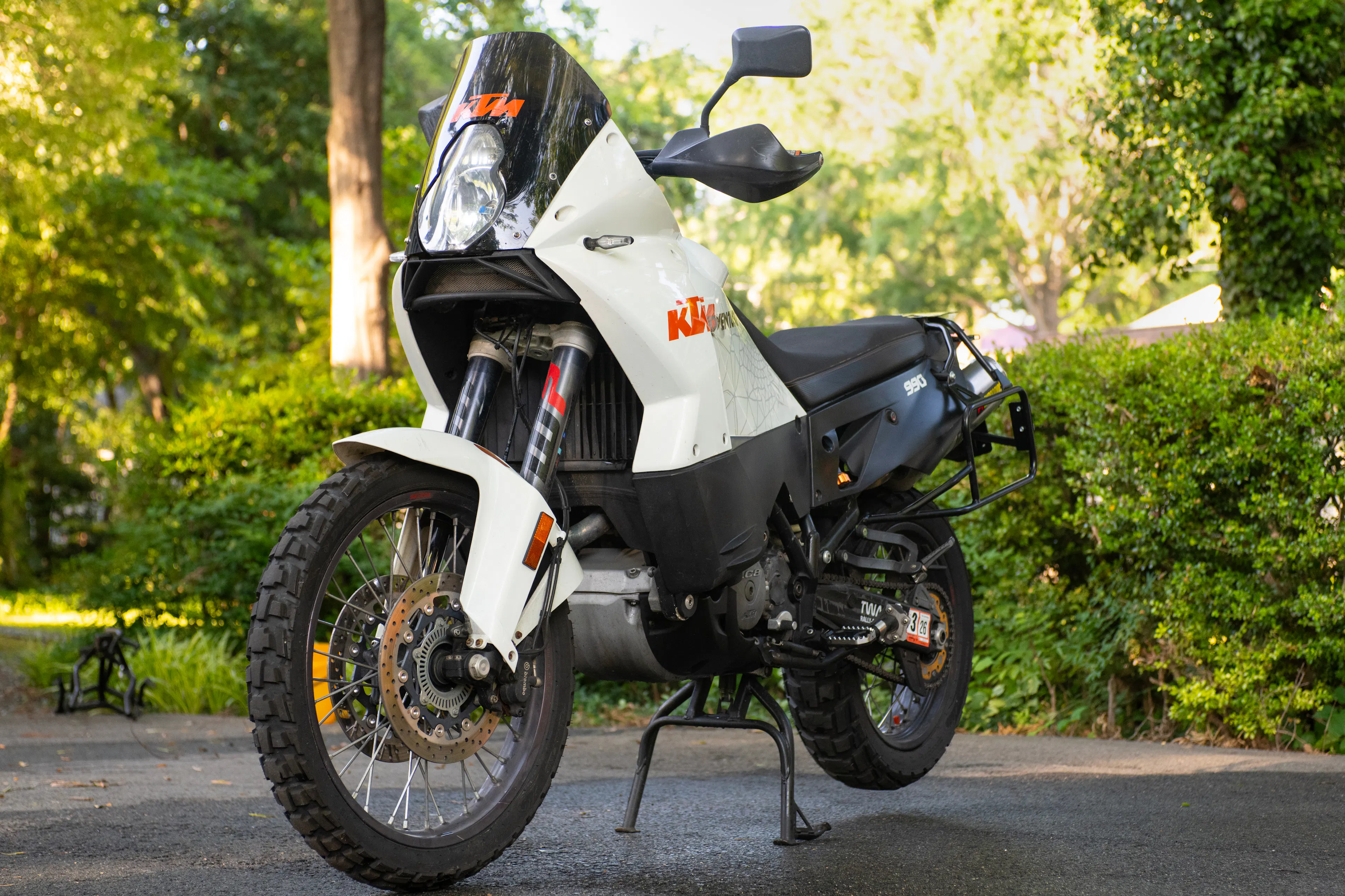 2010 KTM 990 Adventure front left 3/4