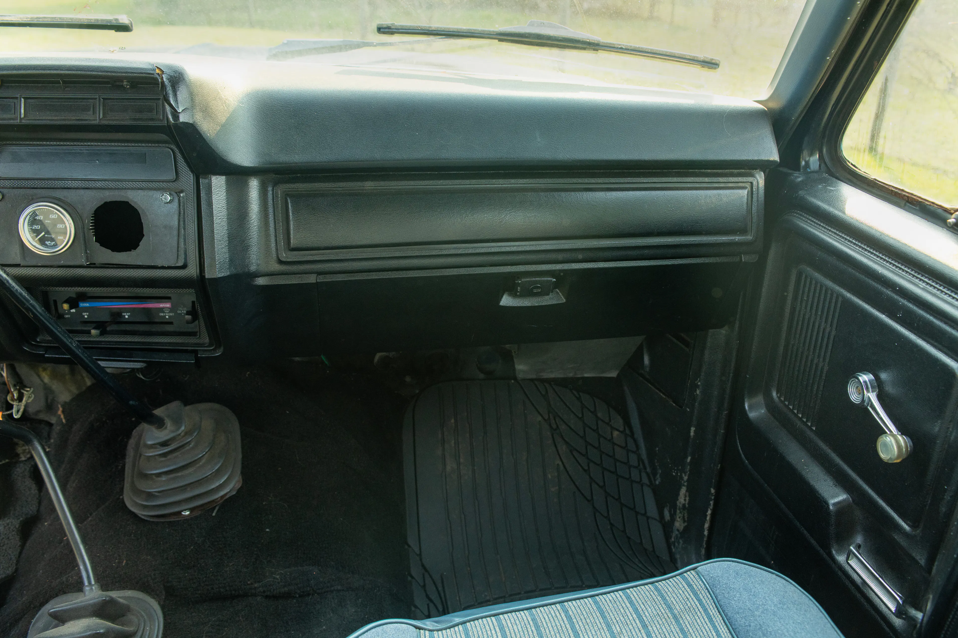 1985 Ford Bronco glove box