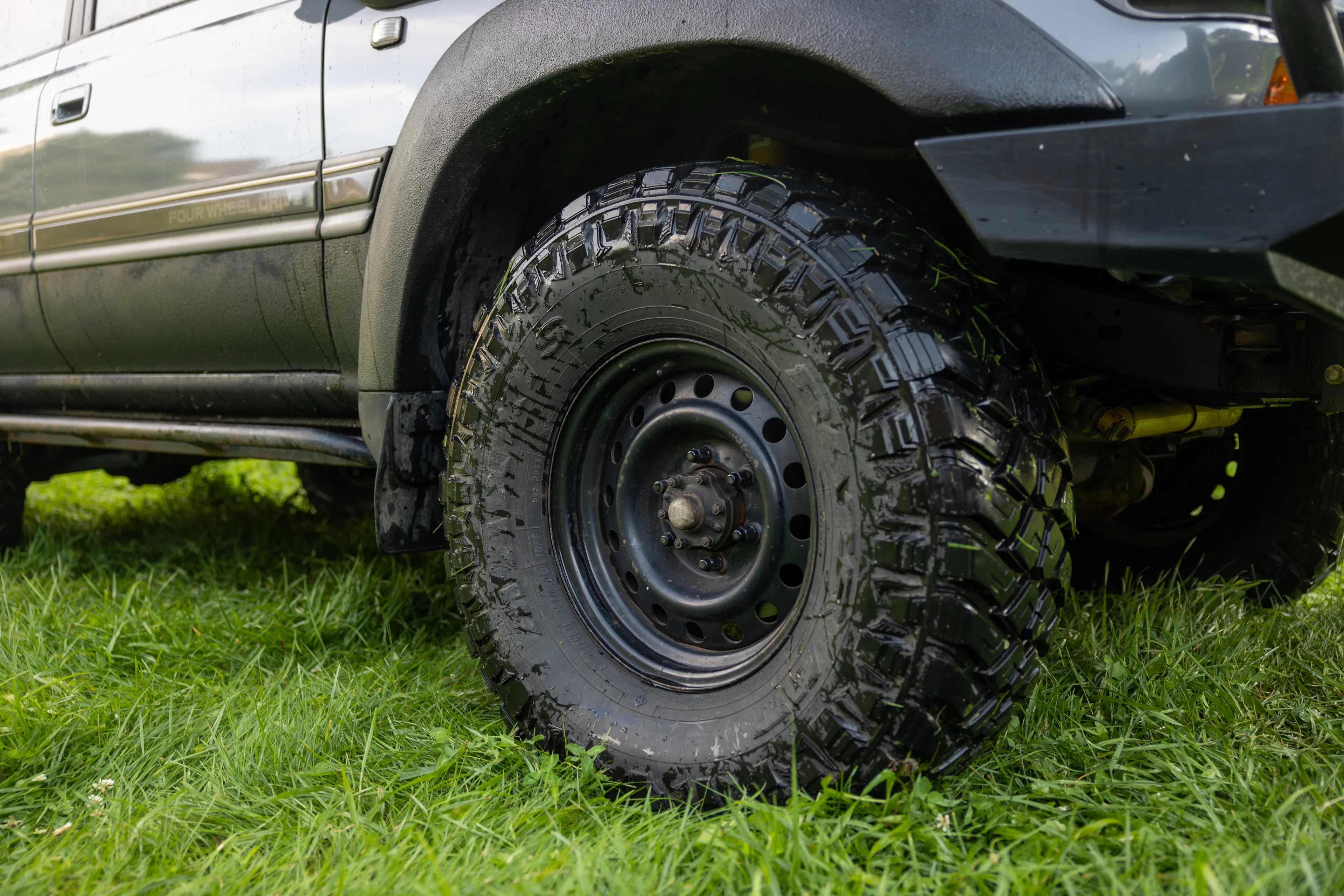 1990 Toyota Land Cruiser VX Limited driver front tire