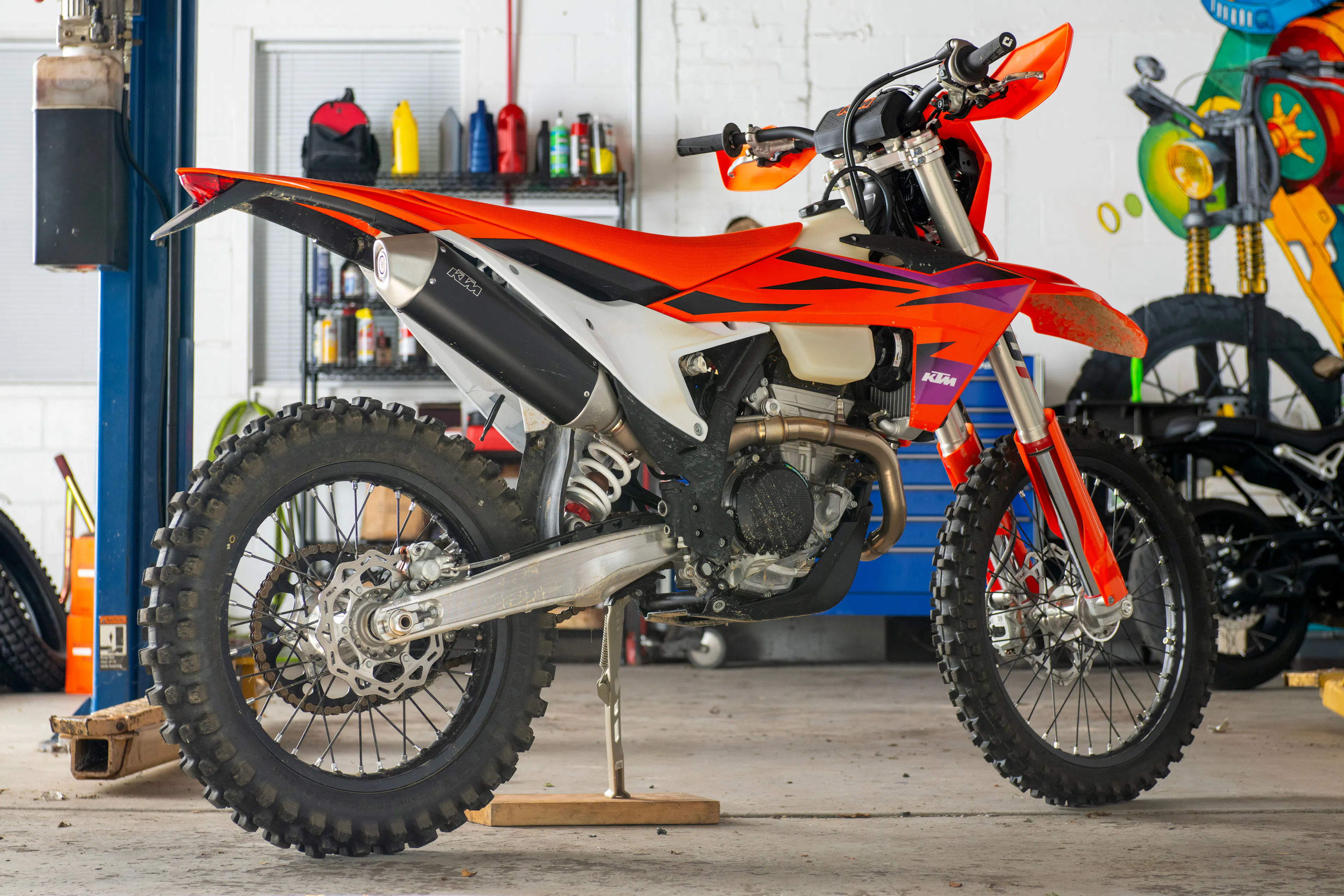 2024 KTM 350 XW-F rear right 3/4 wide