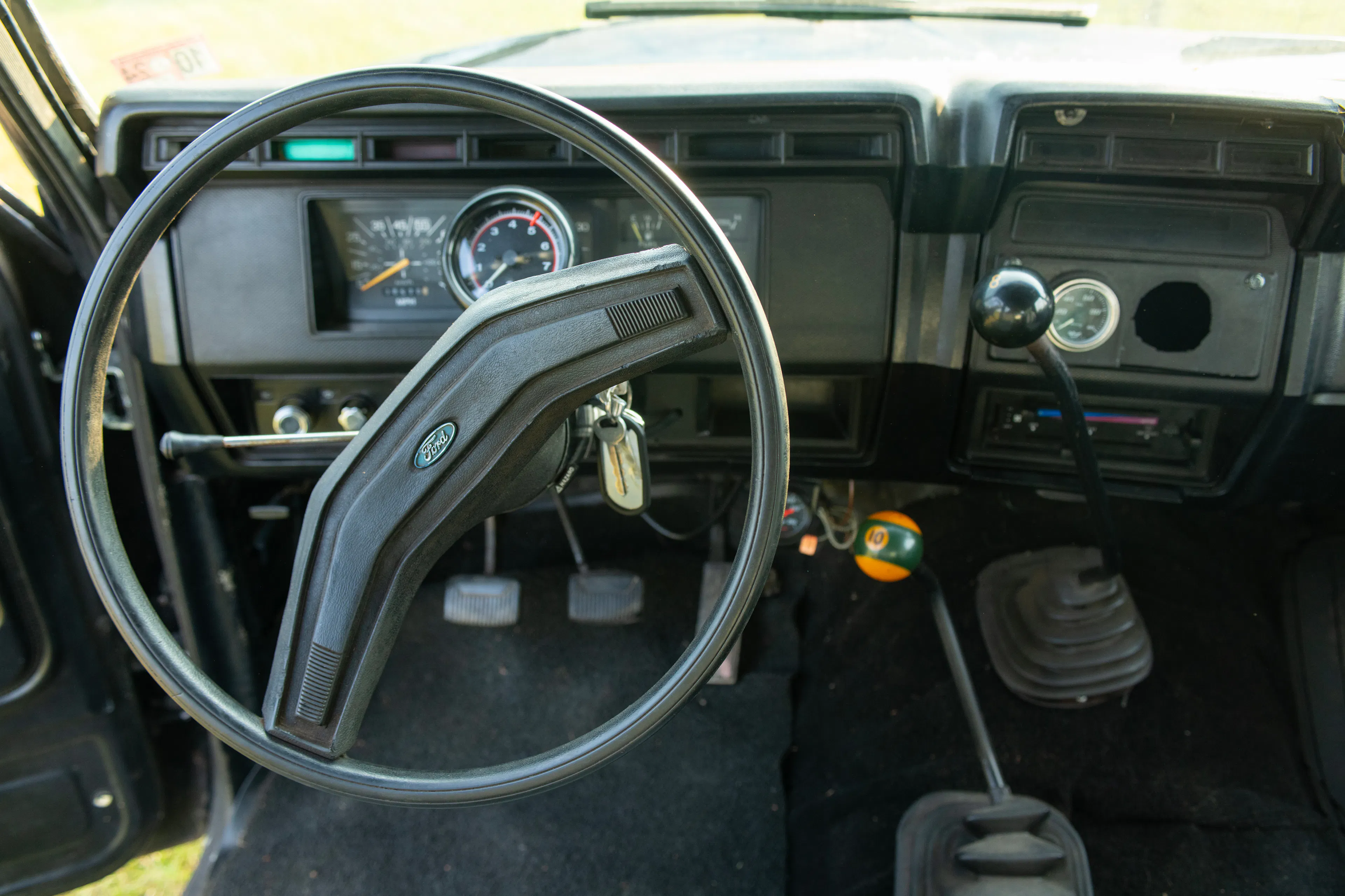 1985 Ford Bronco dashboard