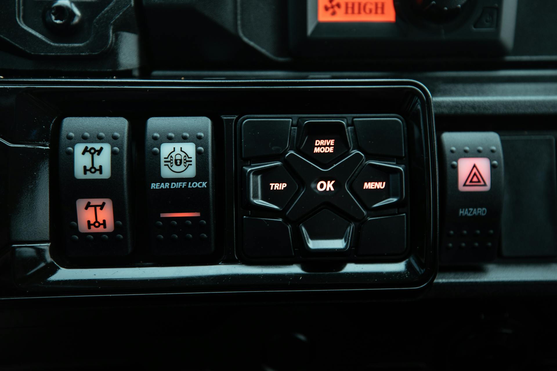 2022 Defender Max Lone Star Cab console switchgear