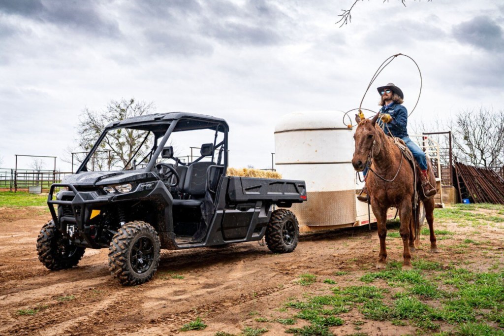 2025 can-am defender pro pulling a horse trailer