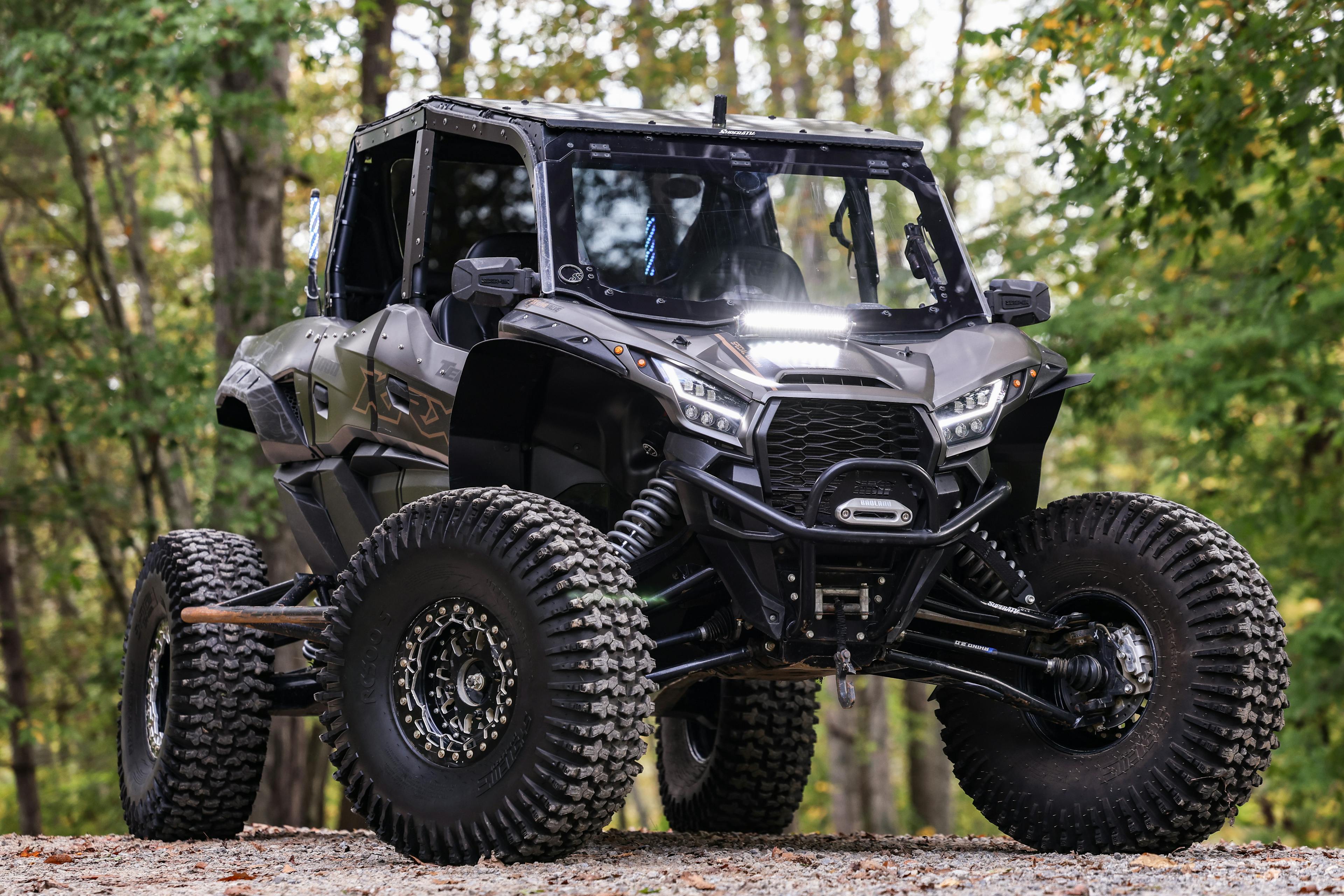 2023 Kawasaki Teryx KRX4 1000 eS SE front with light bar