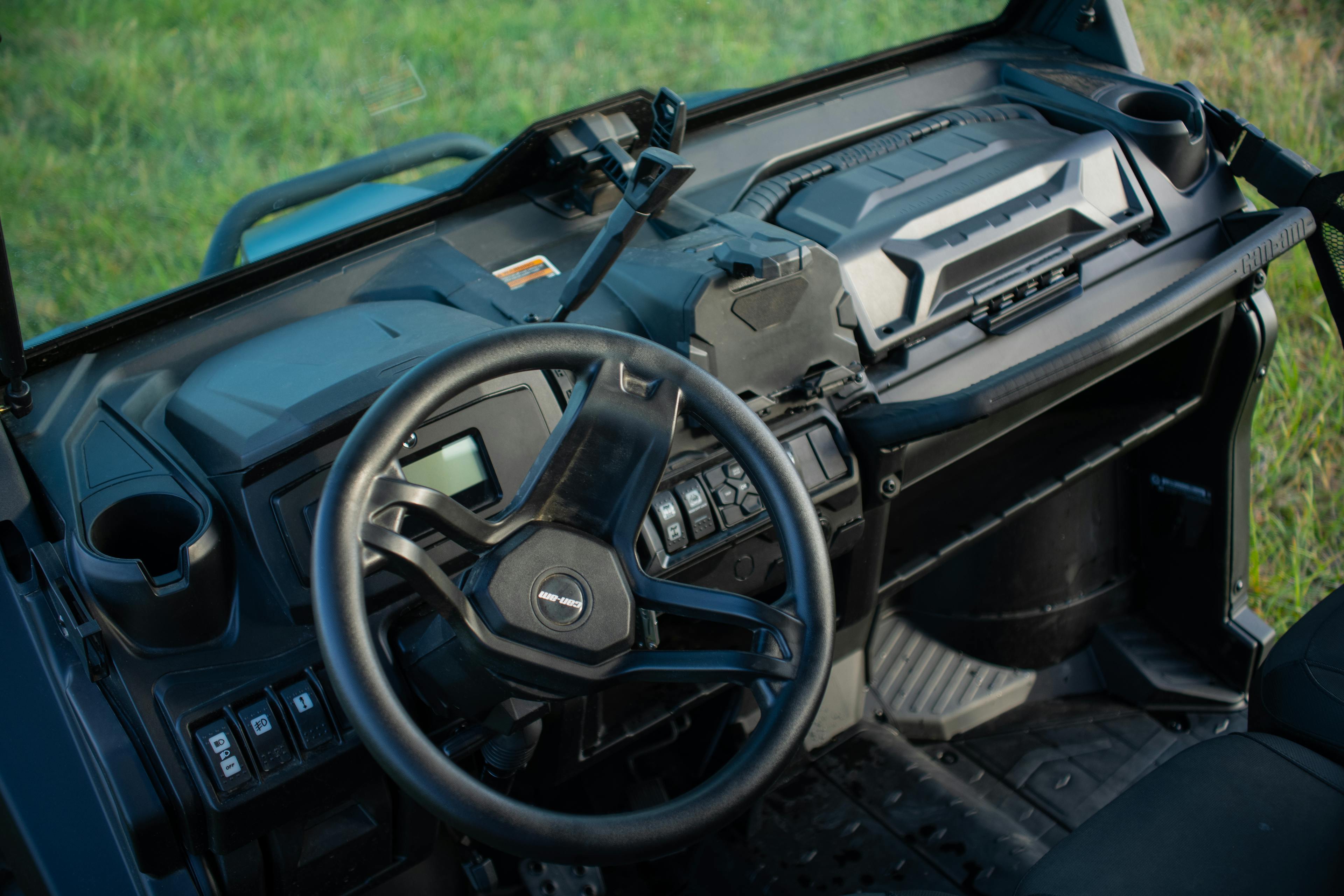 2025 Can-Am Defender Max XT HD10 wheel/dash