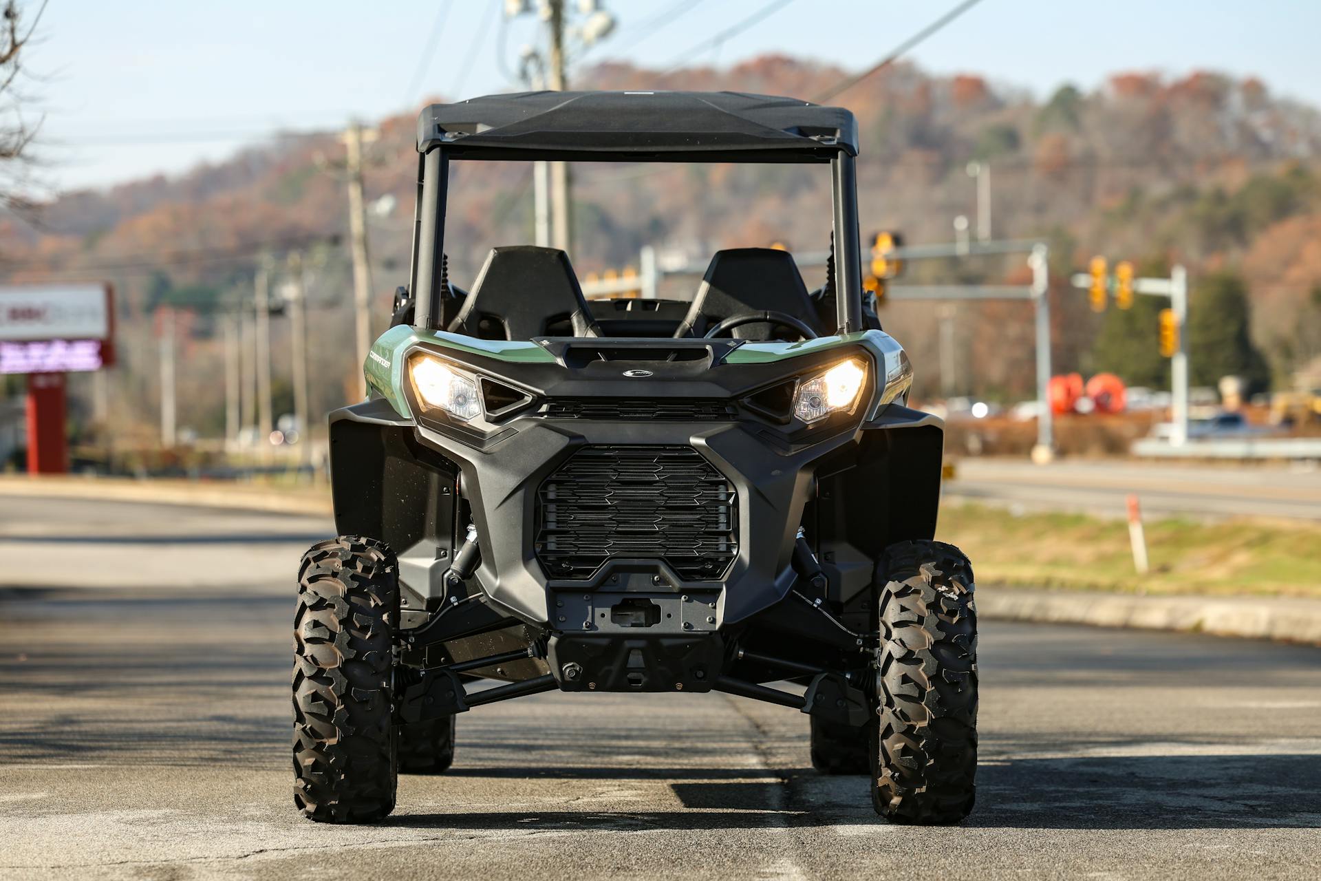 2023 Can-Am Commander 700 DPS front