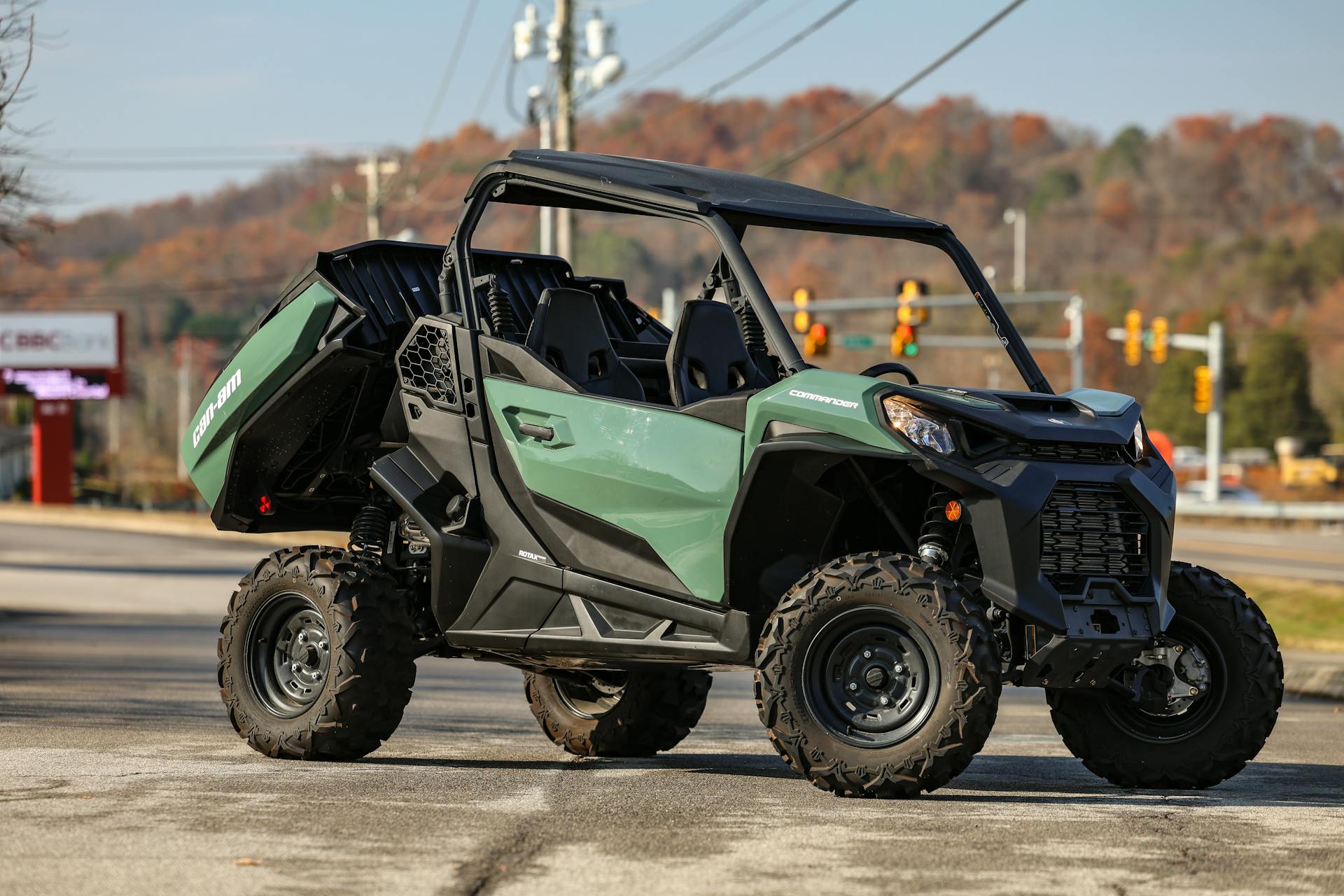 2023 Can-Am Commander 700 DPS front side bed up