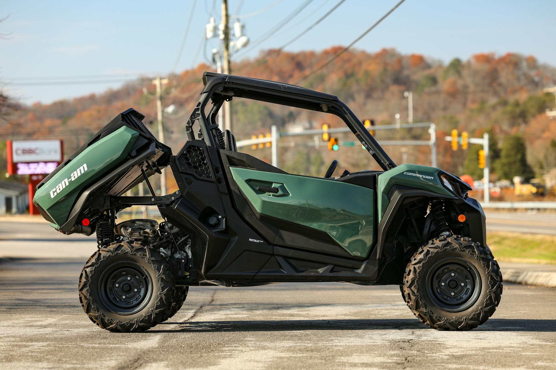 2023 Can-Am Commander 700 DPS  passenger side bed up