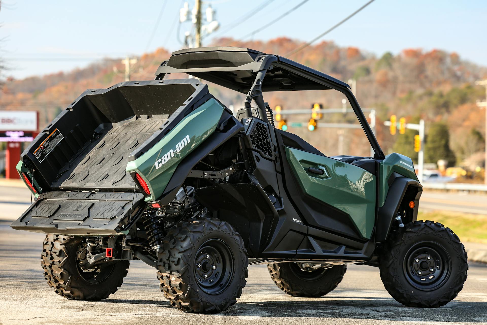 2023 Can-Am Commander 700 DPS  passenger rear side bed up, gate down