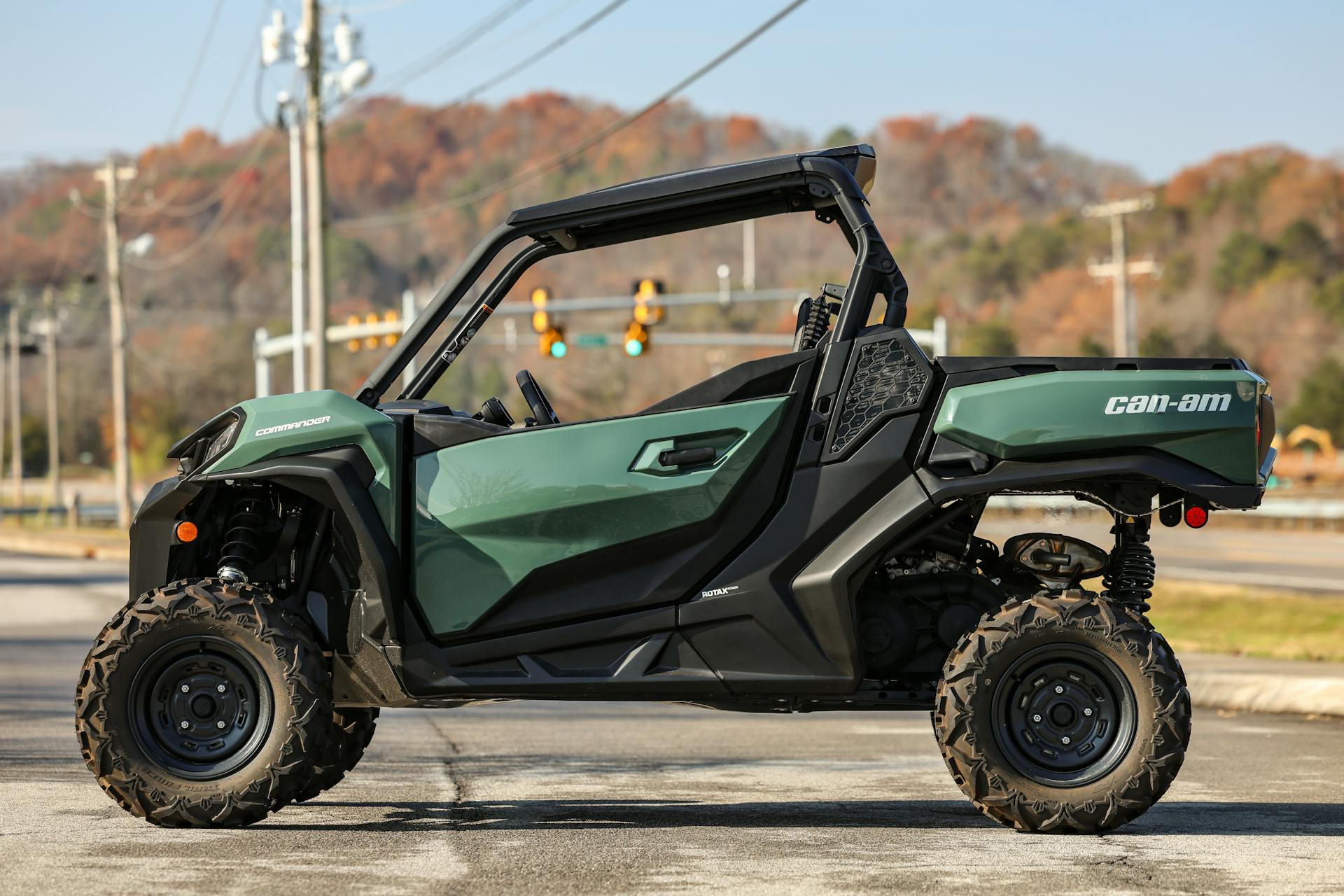 2023 Can-Am Commander 700 DPS  driver's side