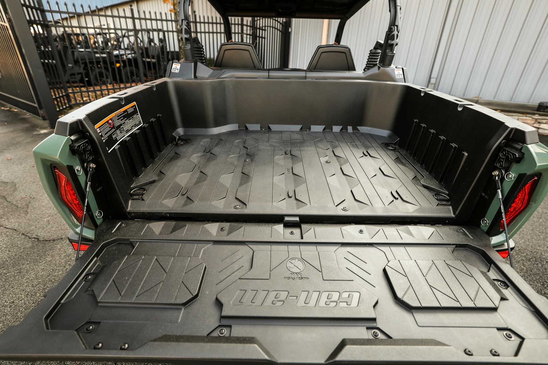 2023 Can-Am Commander 700 DPS  bed gate down