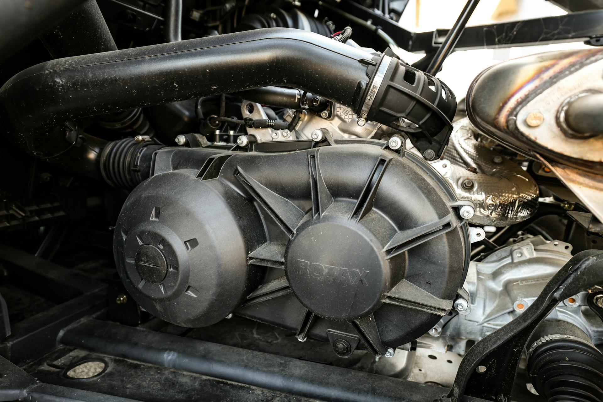 2023 Can-Am Commander 700 DPS engine belt side