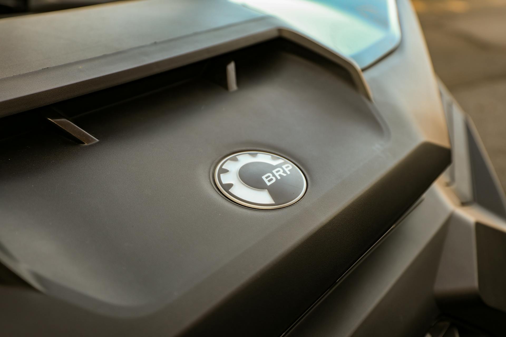 2023 Can-Am Commander 700 DPS  badge detail