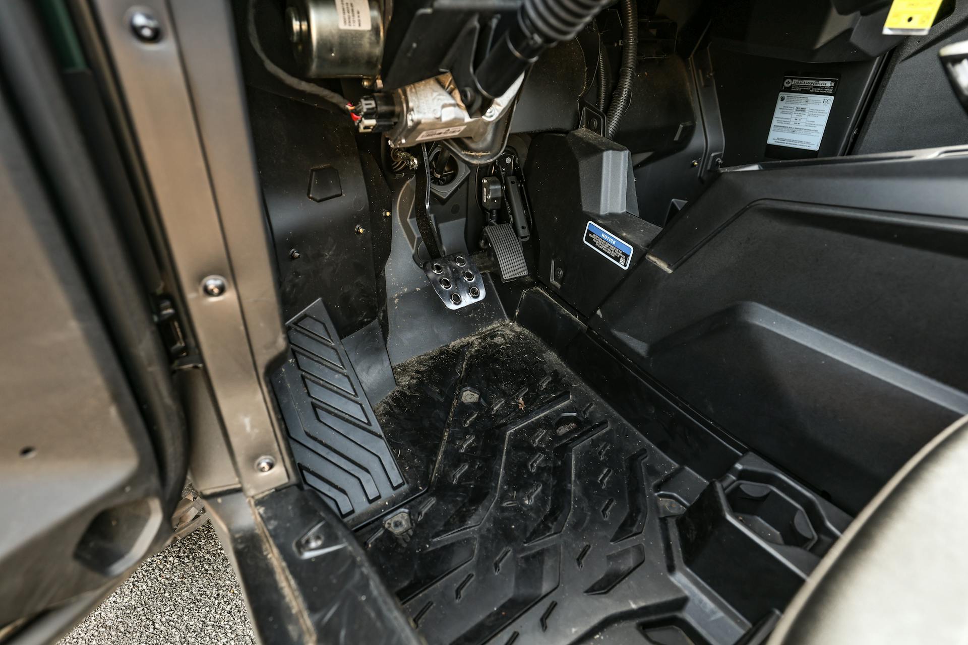 2023 Can-Am Commander 700 DPS  pedal box