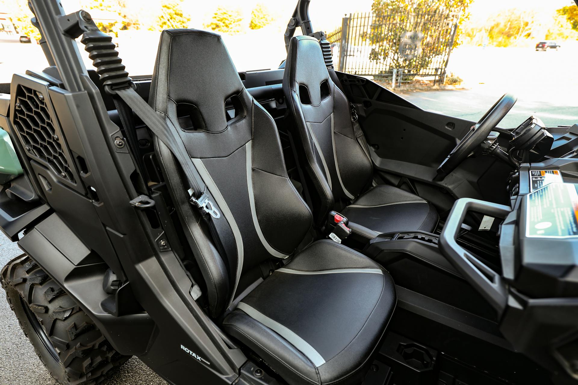 2023 Can-Am Commander 700 DPS passenger seat
