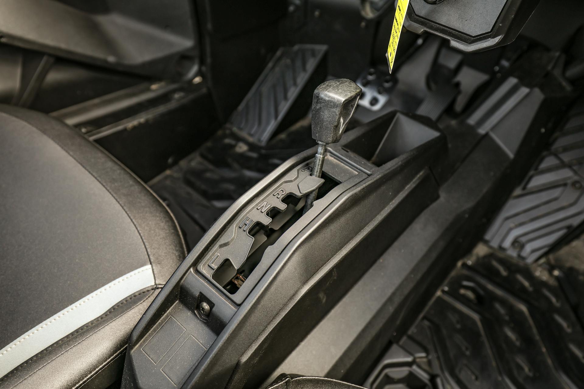 2023 Can-Am Commander 700 DPS shifter