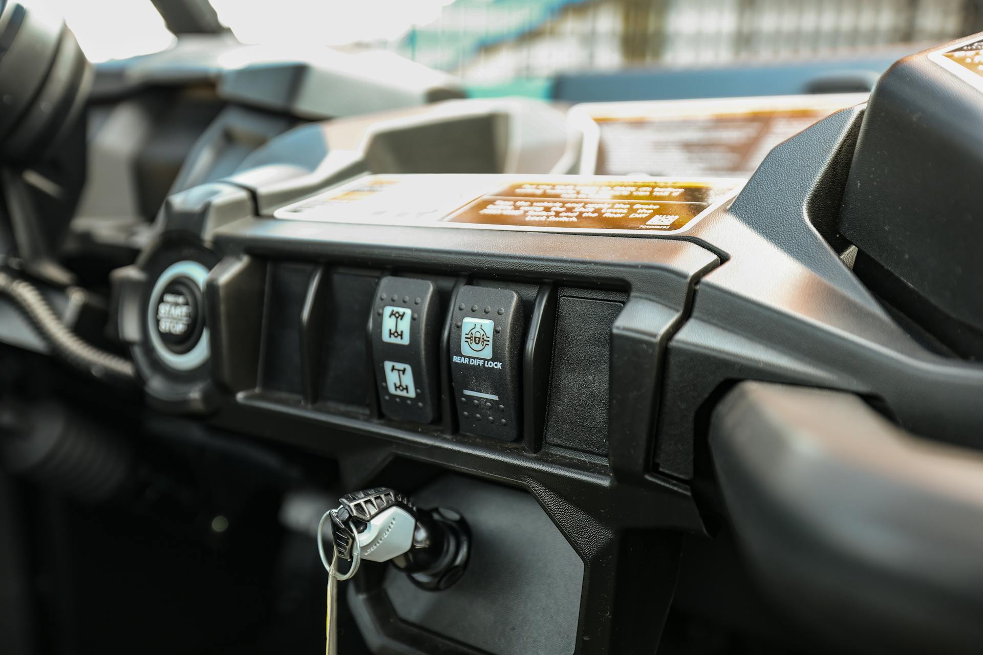 2023 Can-Am Commander 700 DPS center stack close