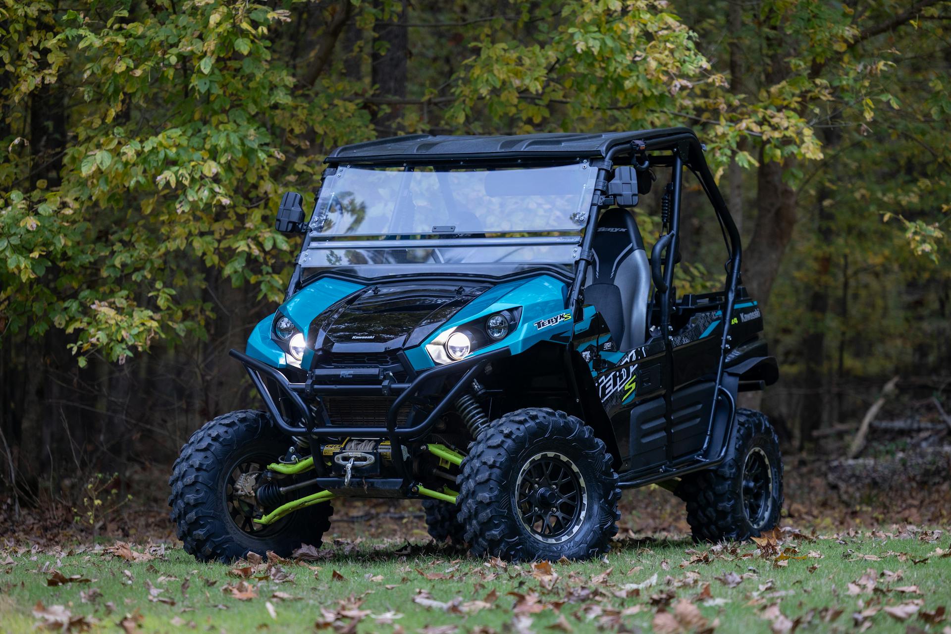 2023 Kawasaki Teryx 800 front 3/4 headlights on 