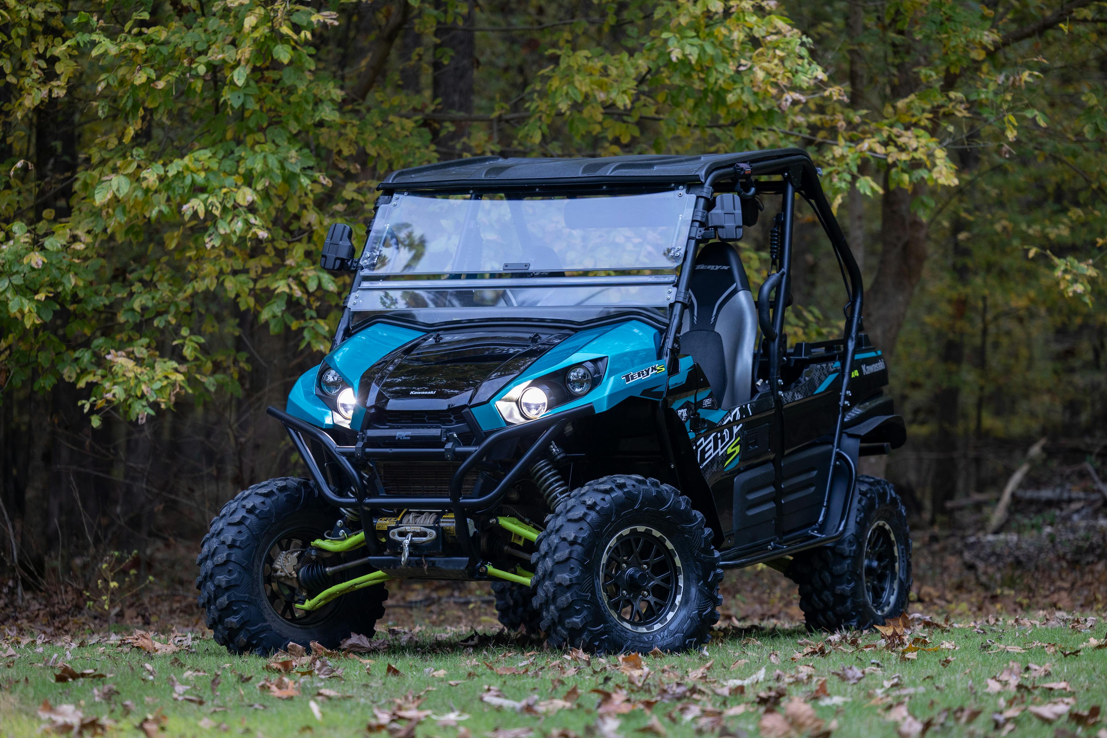 2023 Kawasaki Teryx 800 front 3/4 headlights on 