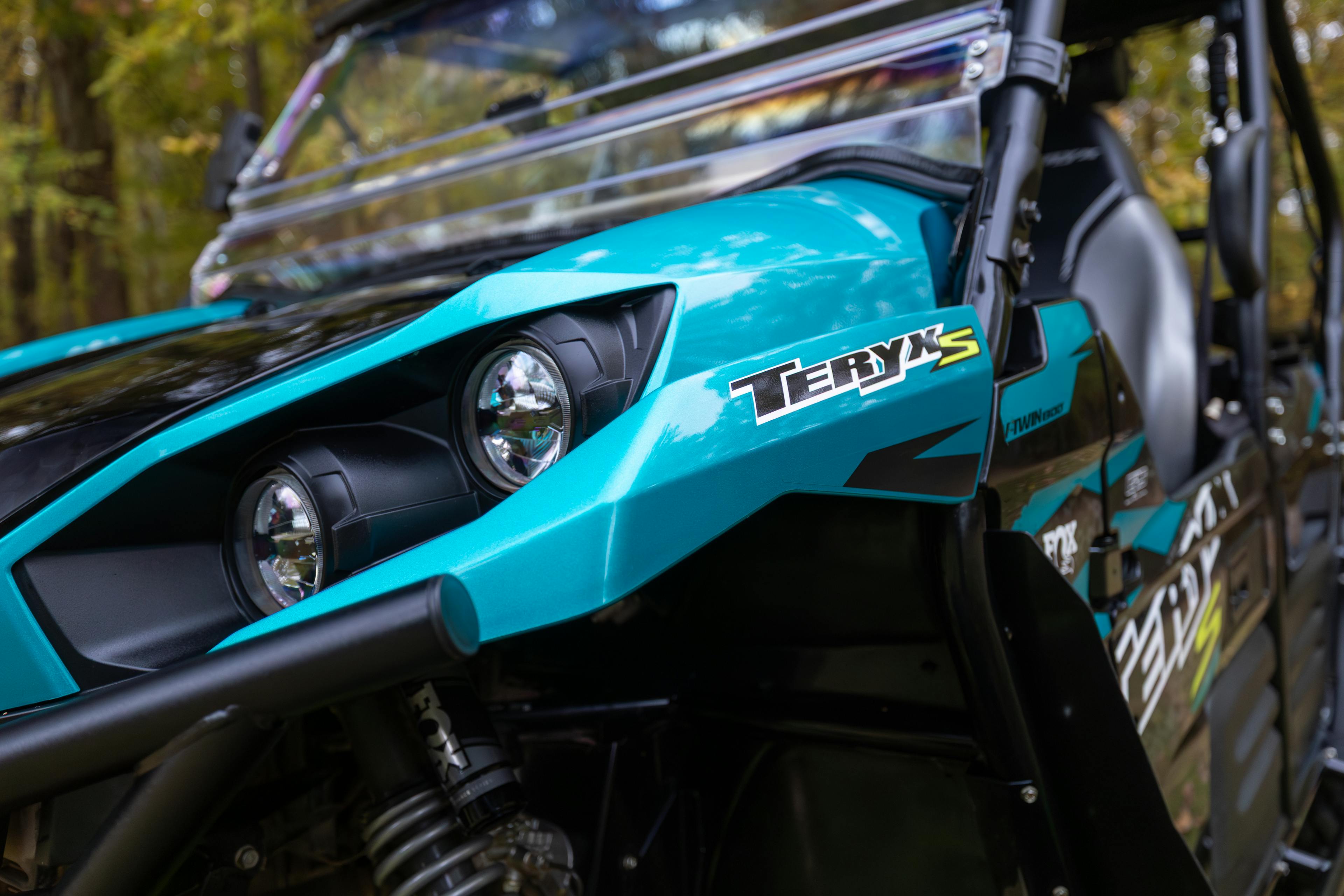 2023 Kawasaki Teryx 800 driver's headlight detail