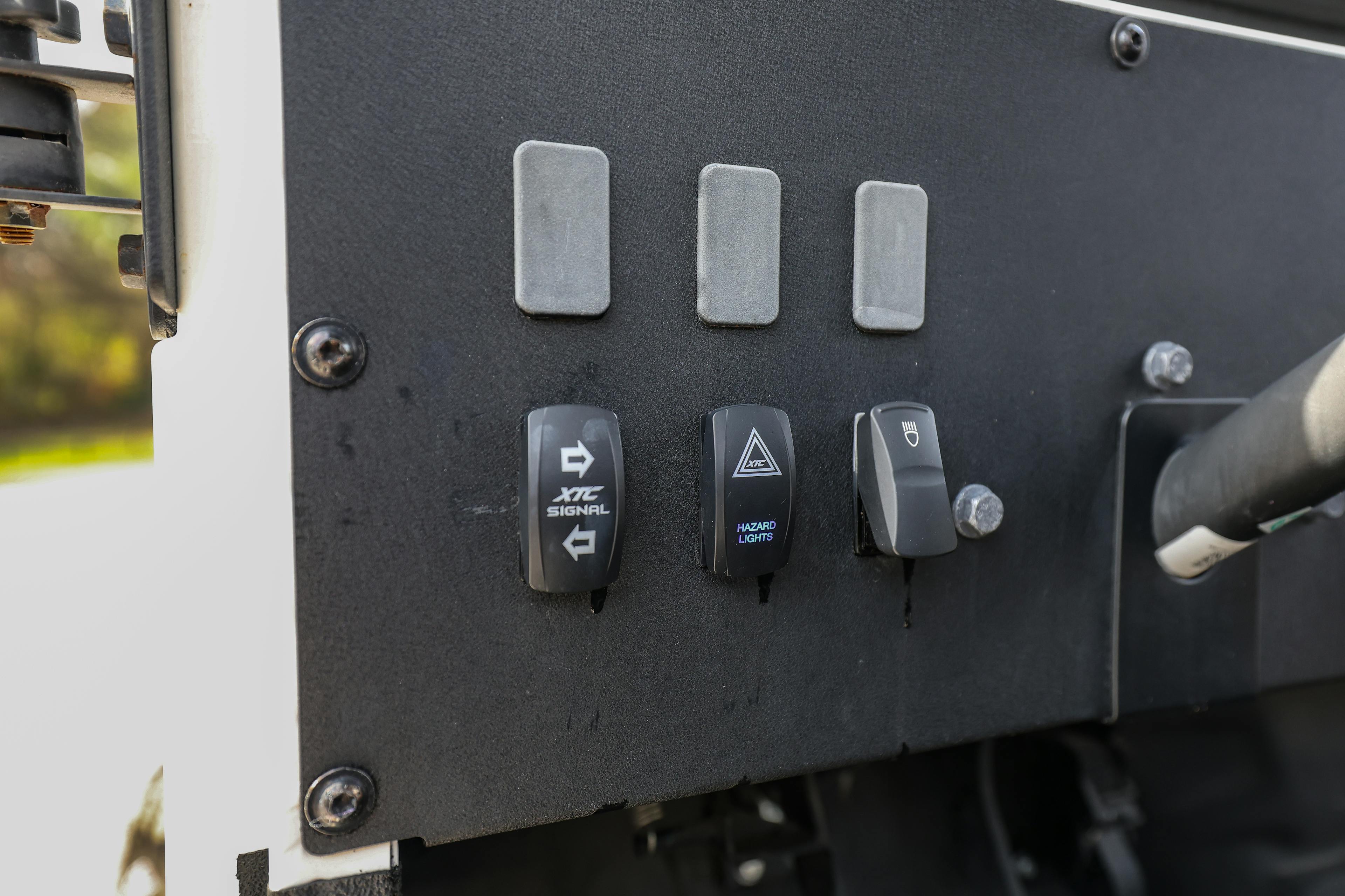 2018 Mahindra Roxor LE light/signal switches