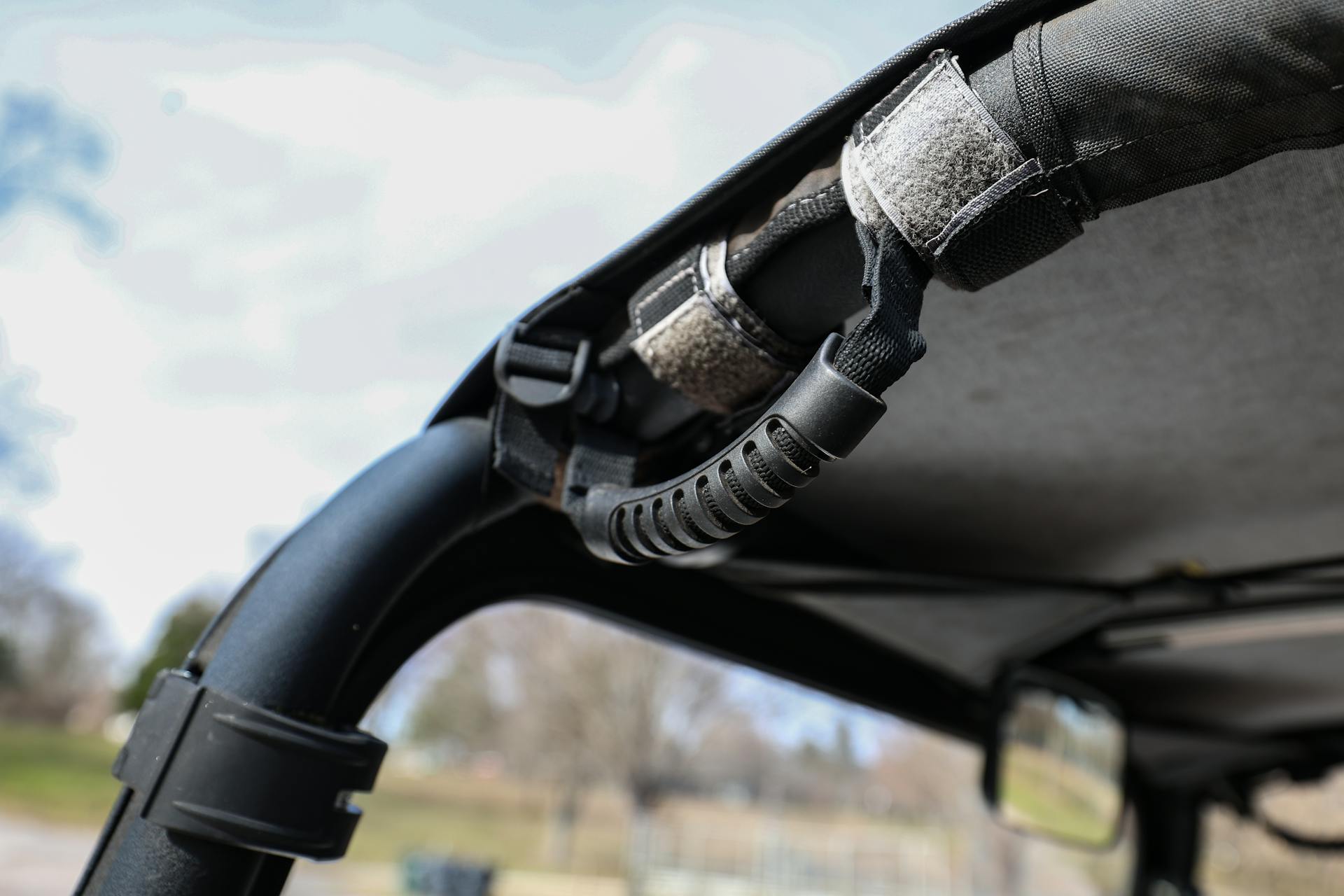 2018 Mahindra Roxor LE grab handle