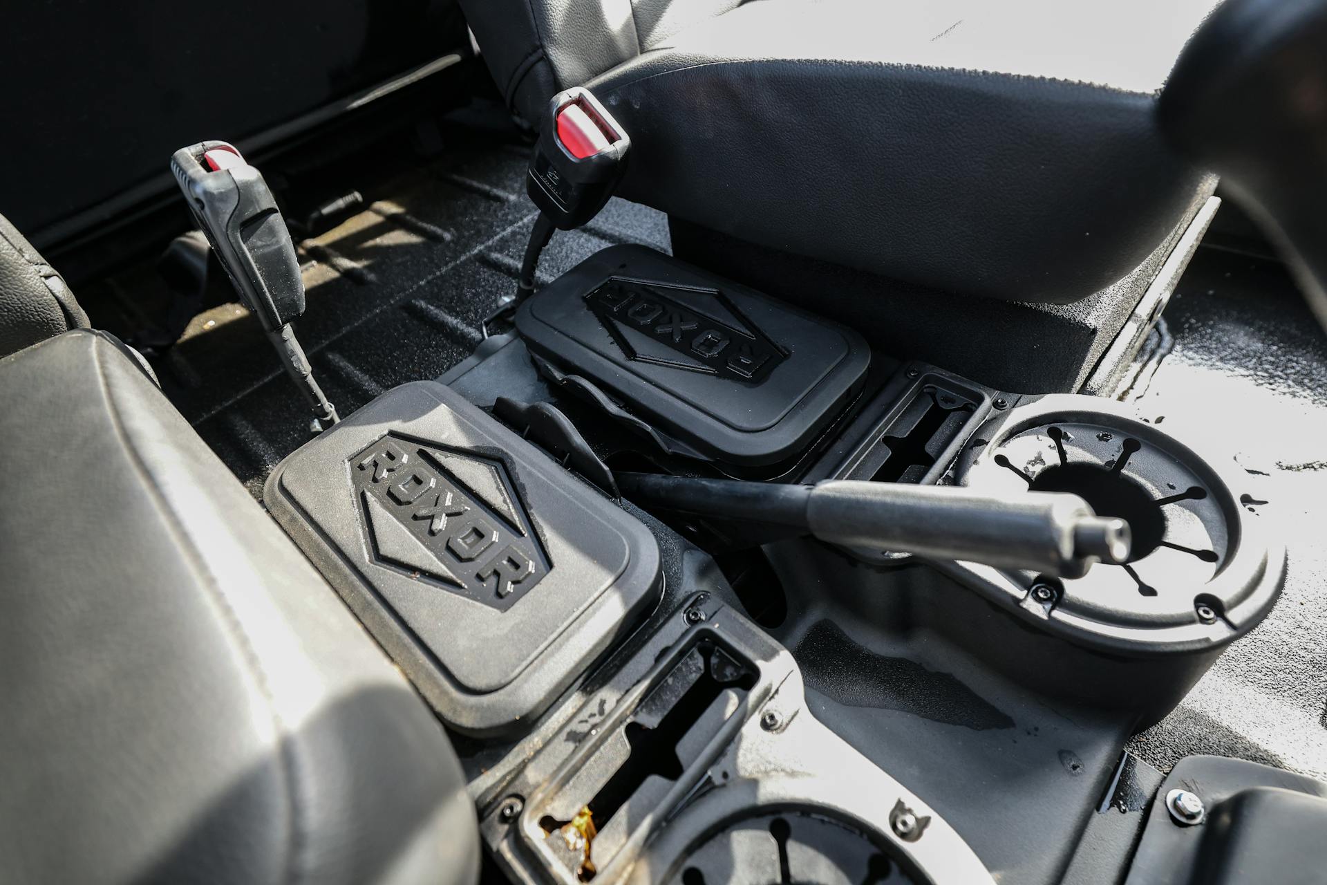 2018 Mahindra Roxor LE front cup holders