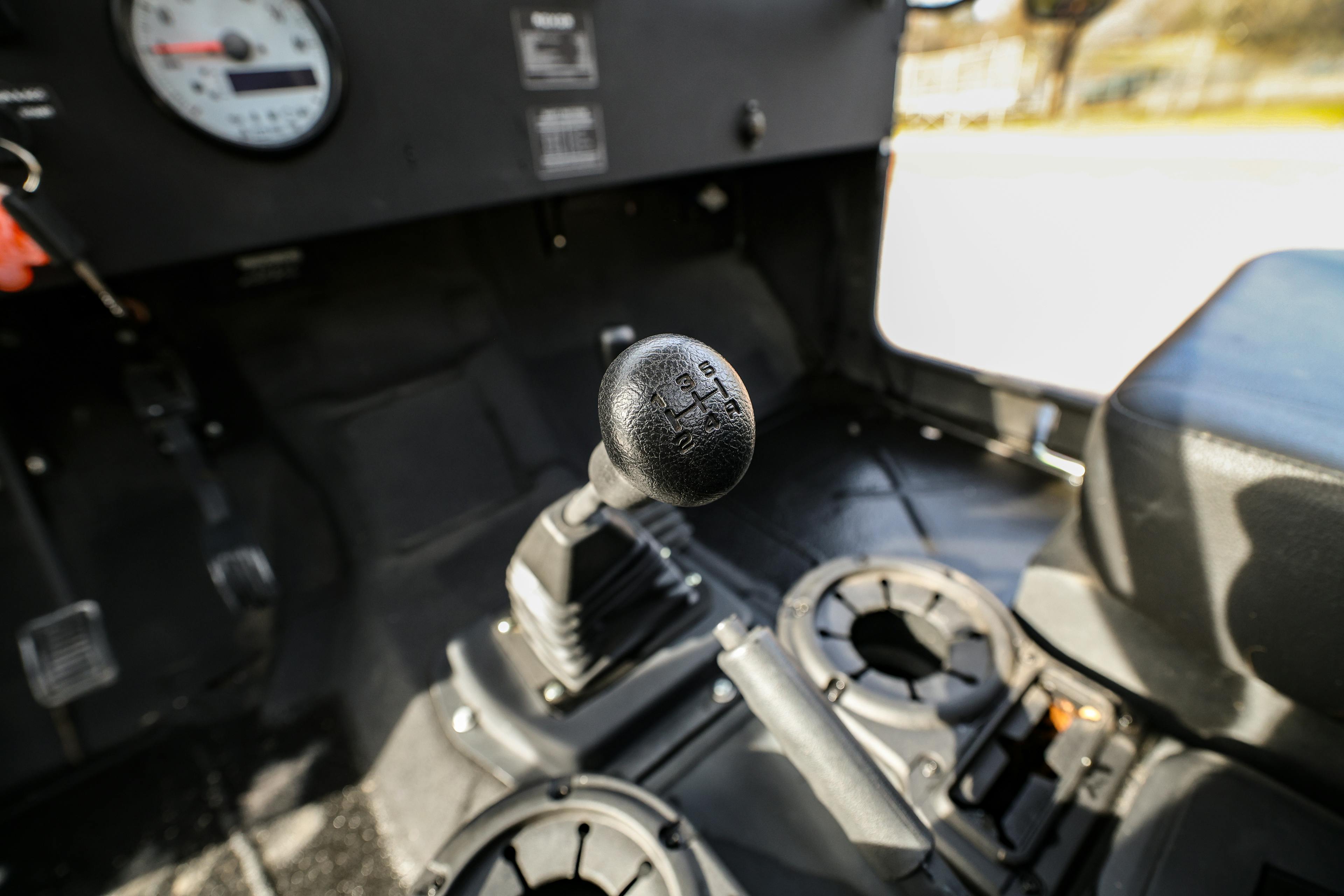 2018 Mahindra Roxor LE shifter
