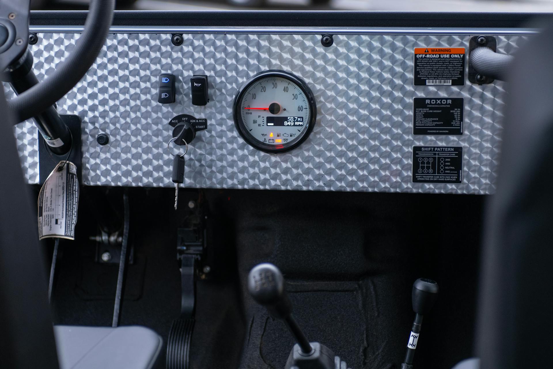 2018 Mahindra Roxor SE gauges/switches