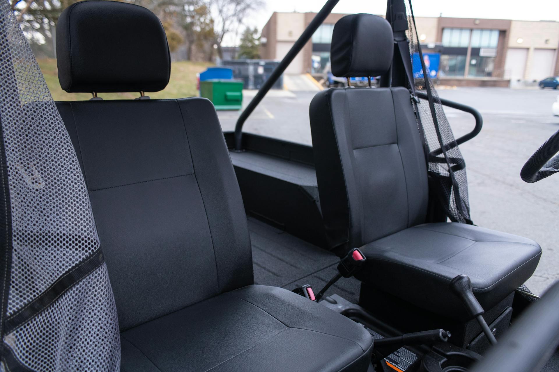 2018 Mahindra Roxor SE seats passenger side