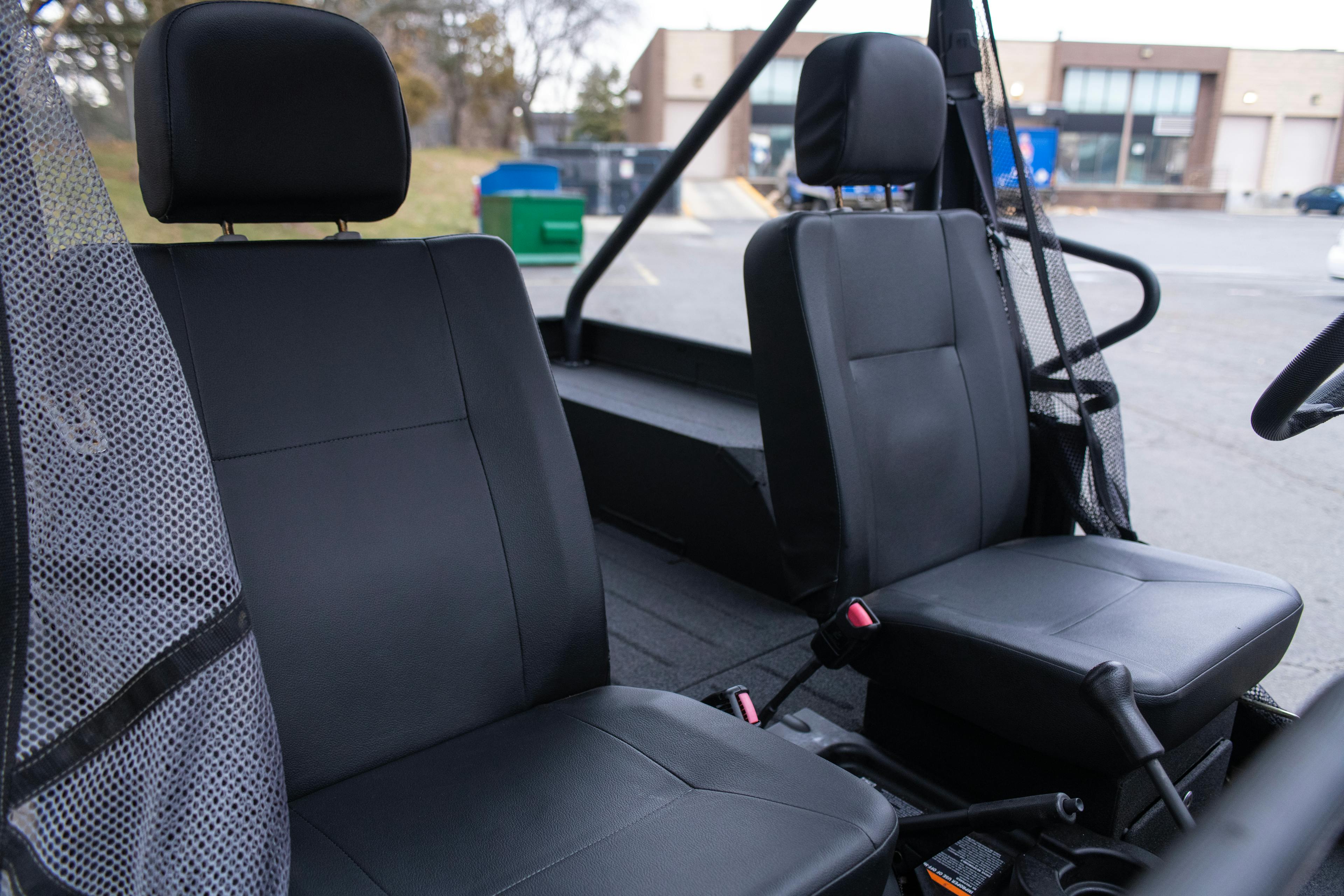 2018 Mahindra Roxor SE seats passenger side