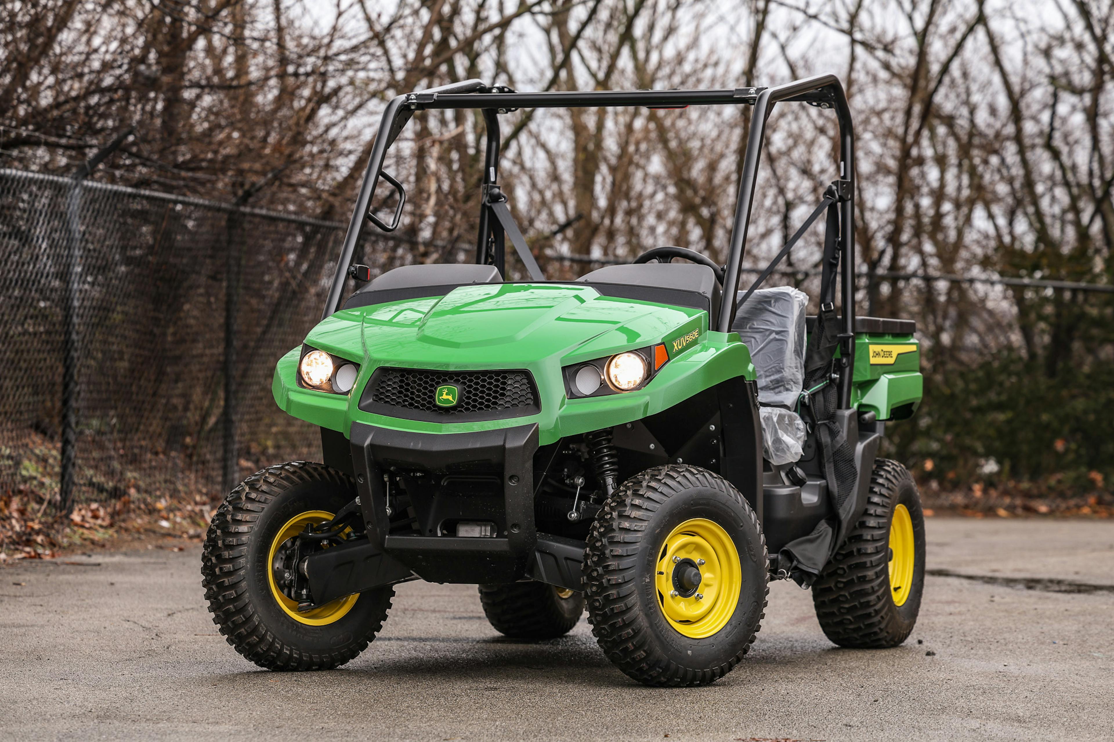 2025 John Deere Gator XUV560E front 3/4 driver