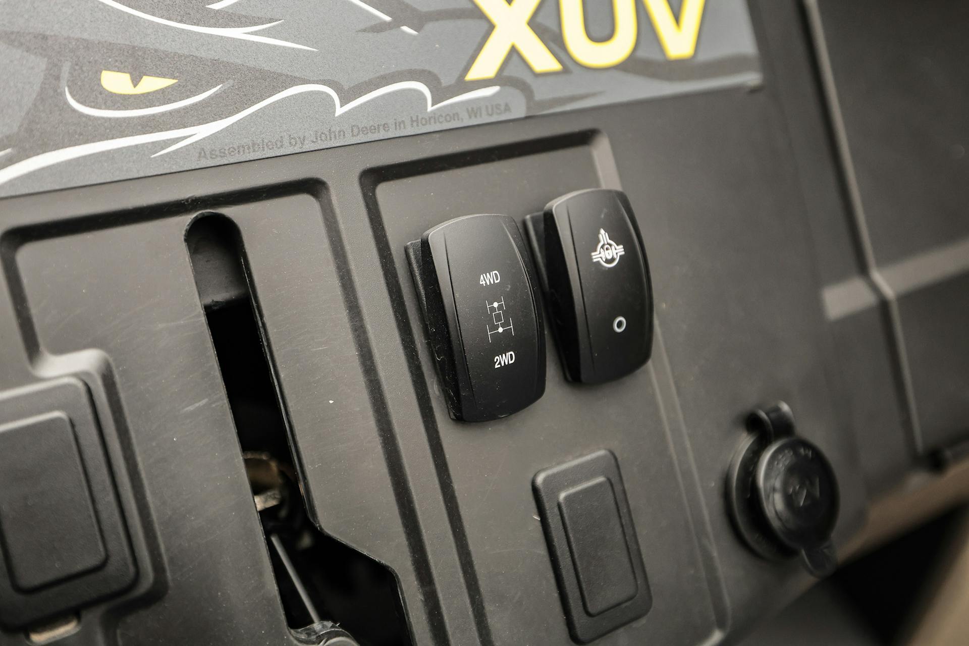 2025 John Deere Gator XUV560E switches