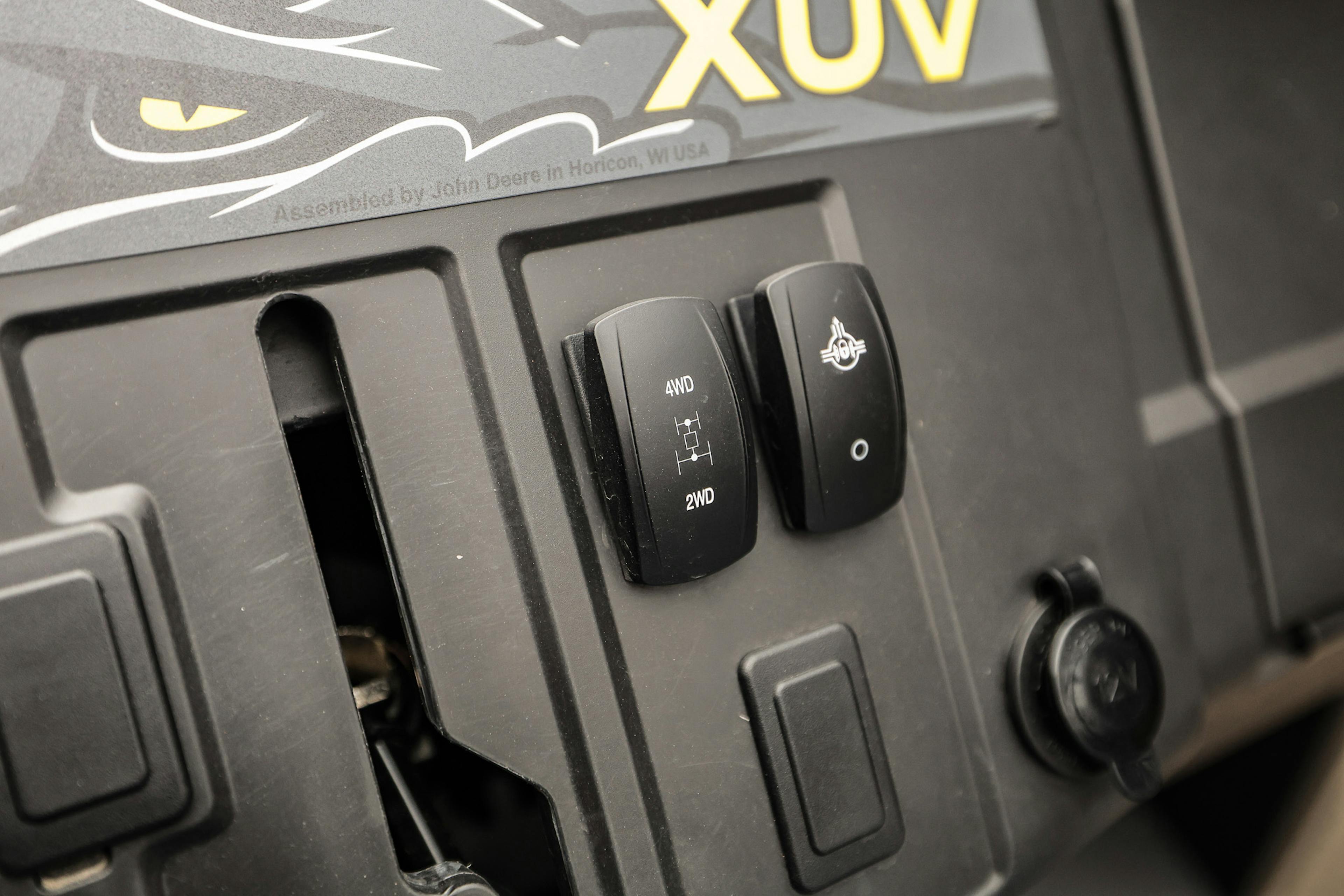 2025 John Deere Gator XUV560E switches