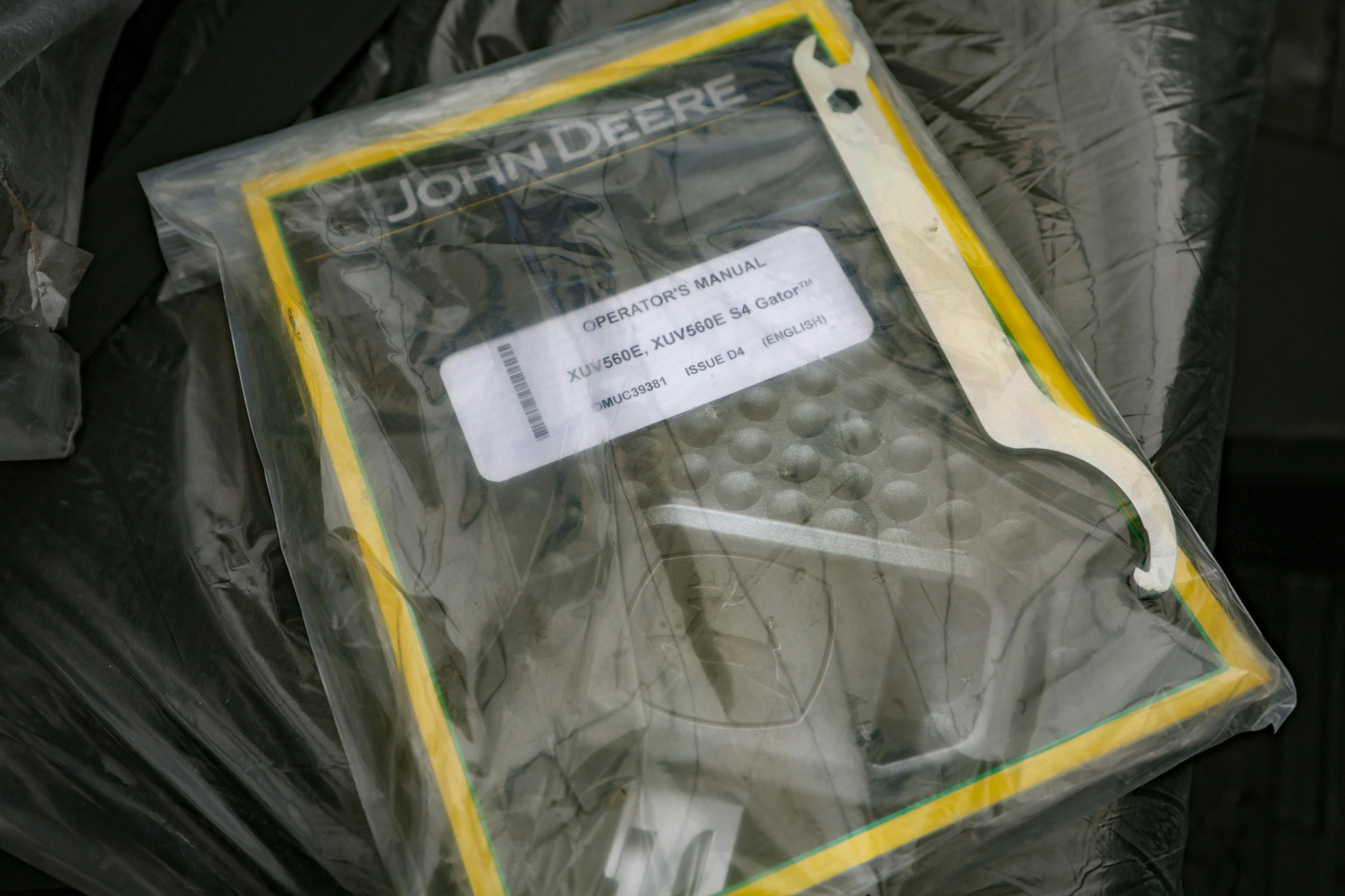 2025 John Deere Gator XUV560E manual