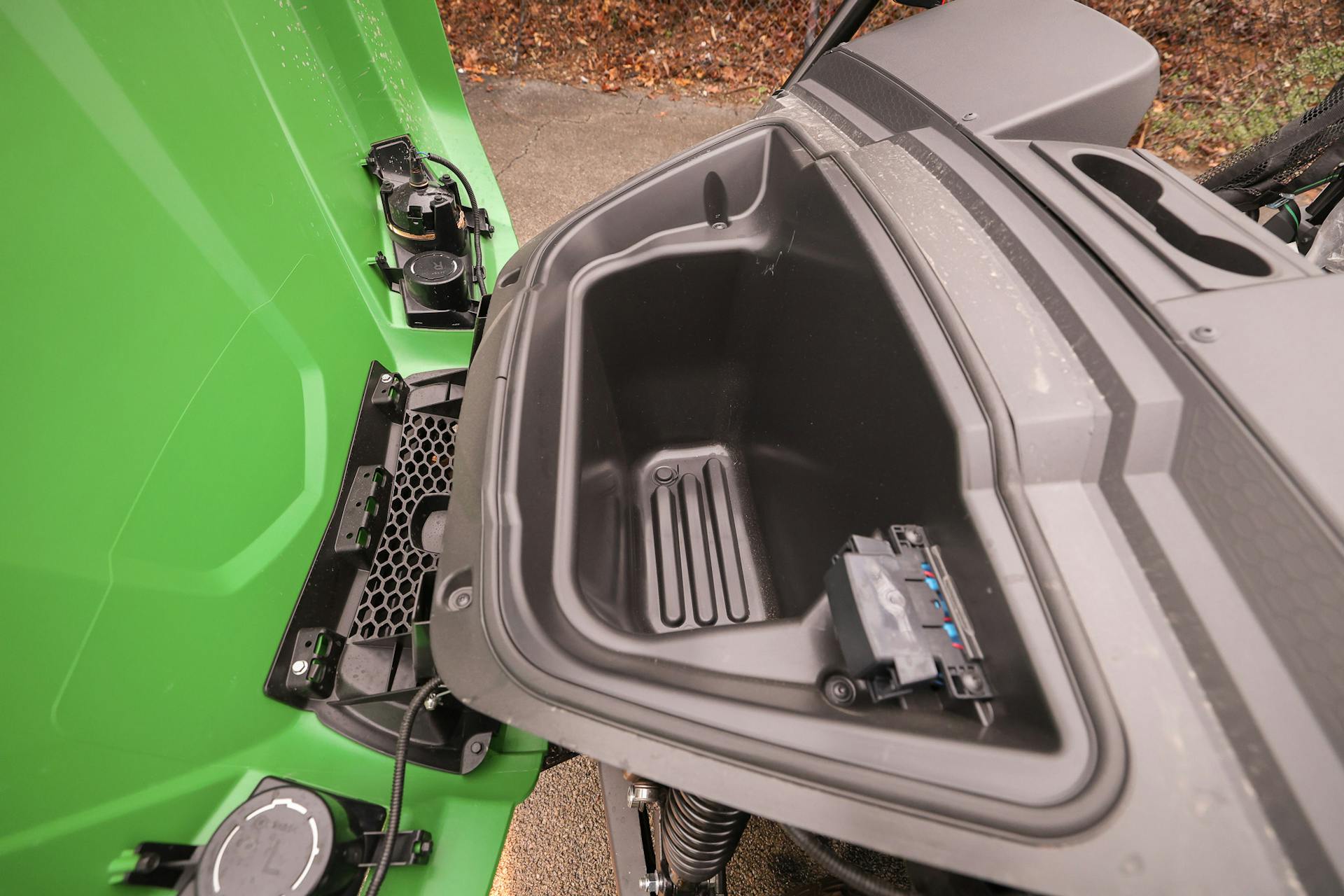 2025 John Deere Gator XUV560E frunk 