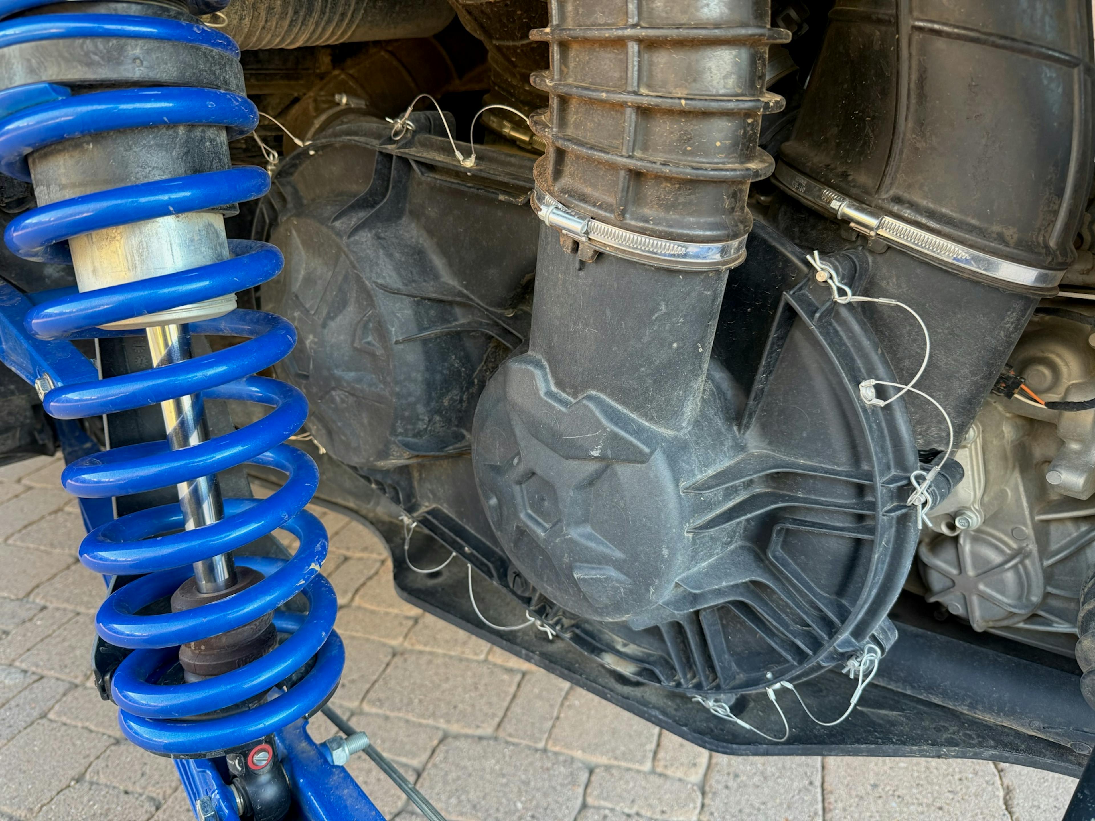 2019 Can-Am Maverick X3 Max X RS Turbo R clutch cover/rear shock