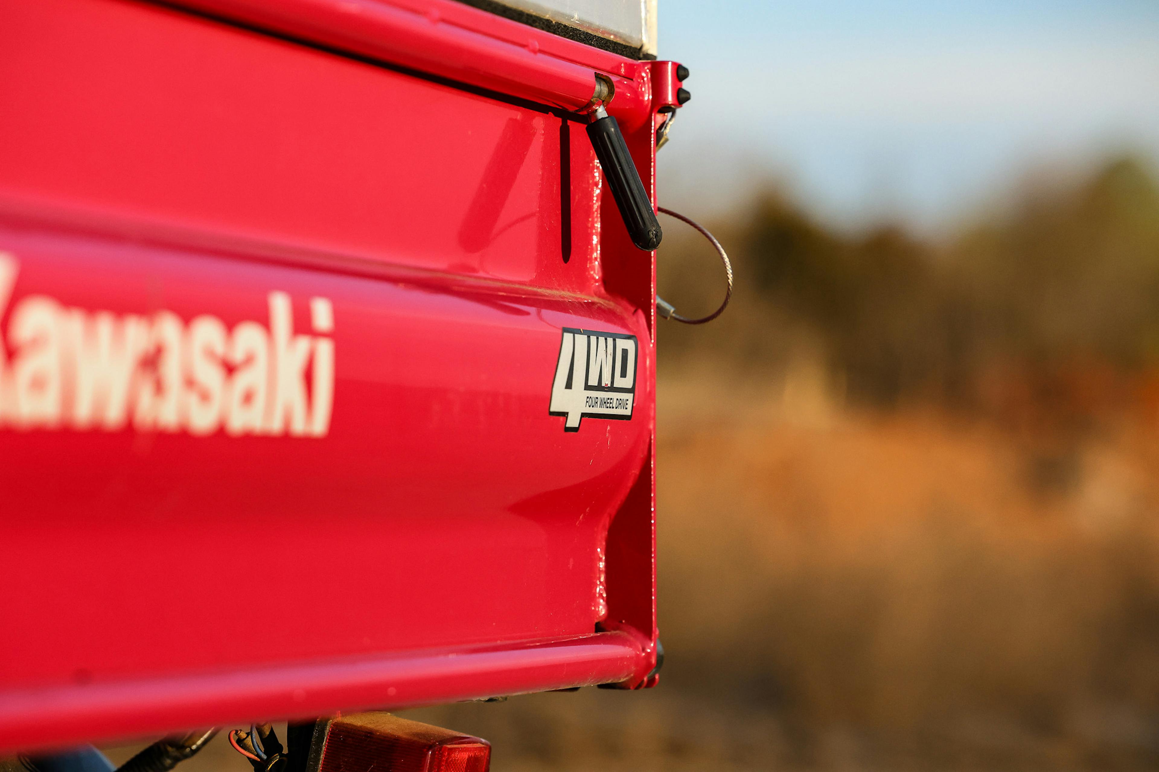 2006 Kawasaki Mule 3010 4x4 bed side