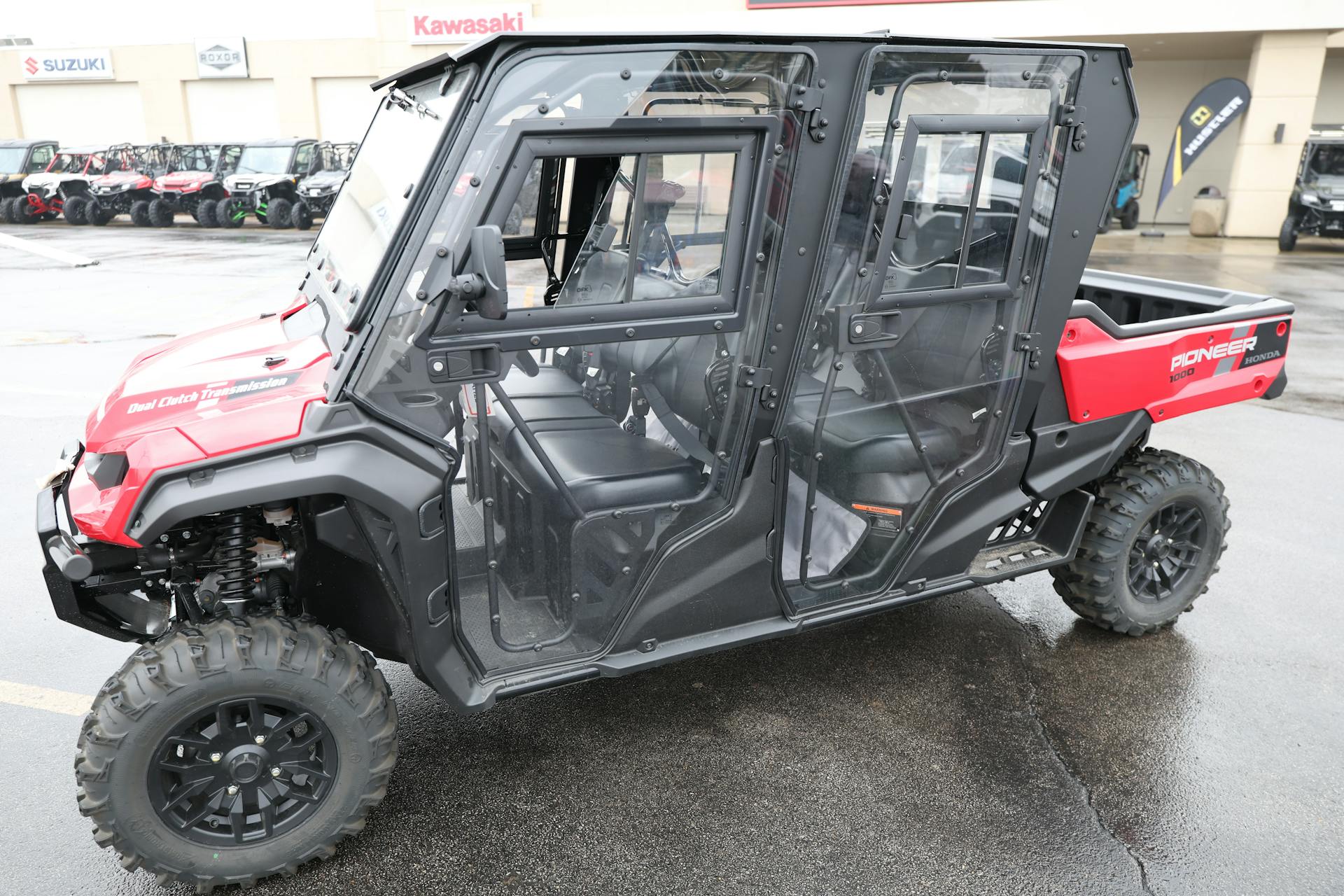 2024 Honda Pioneer 1000-6 DLX front 3/4 side 