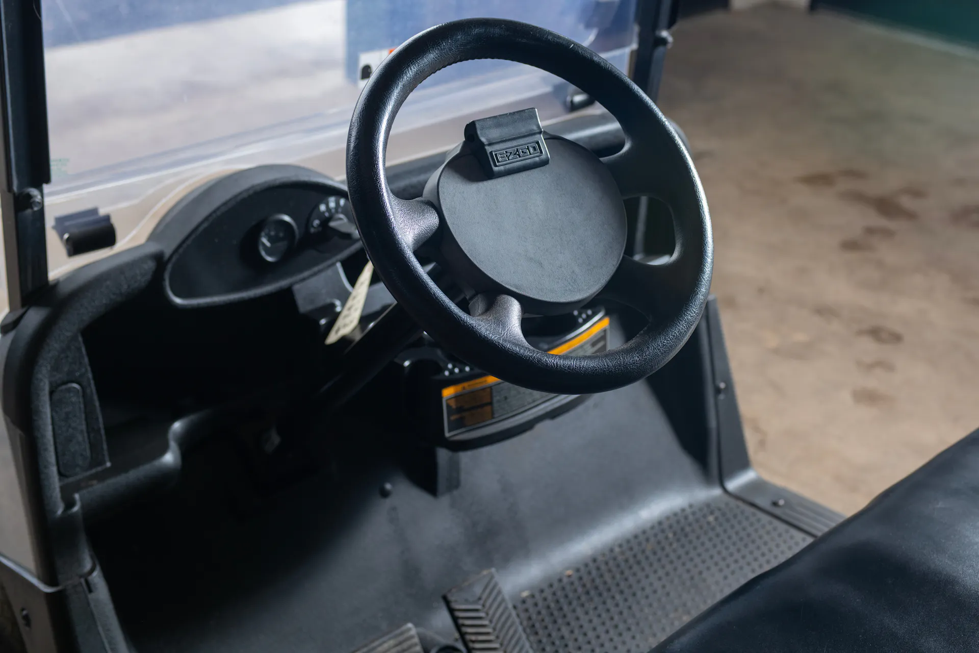 2020 E-Z-Go RXV Silver wheel