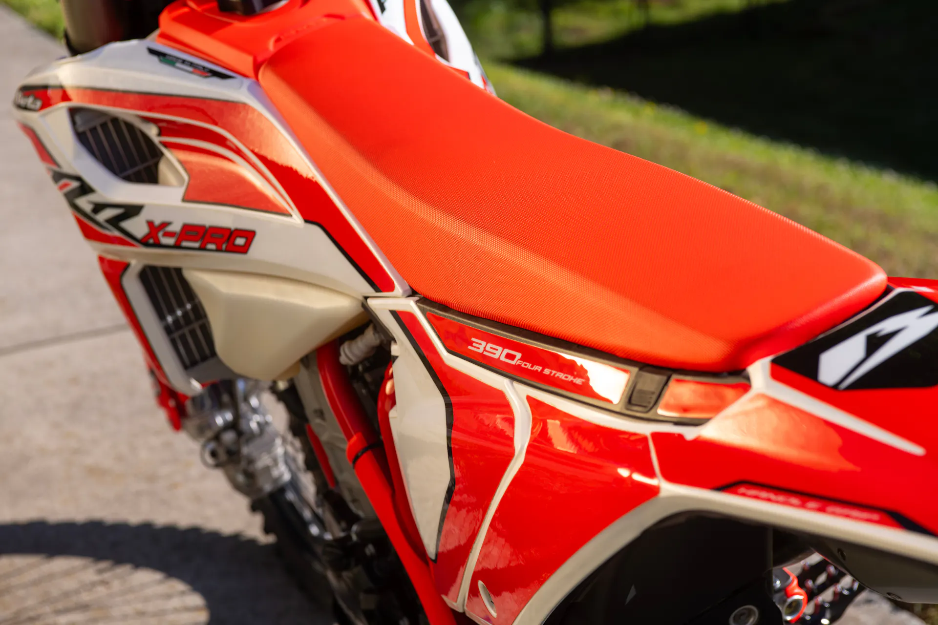 2025 Beta 390 RR X-Pro seat detail 