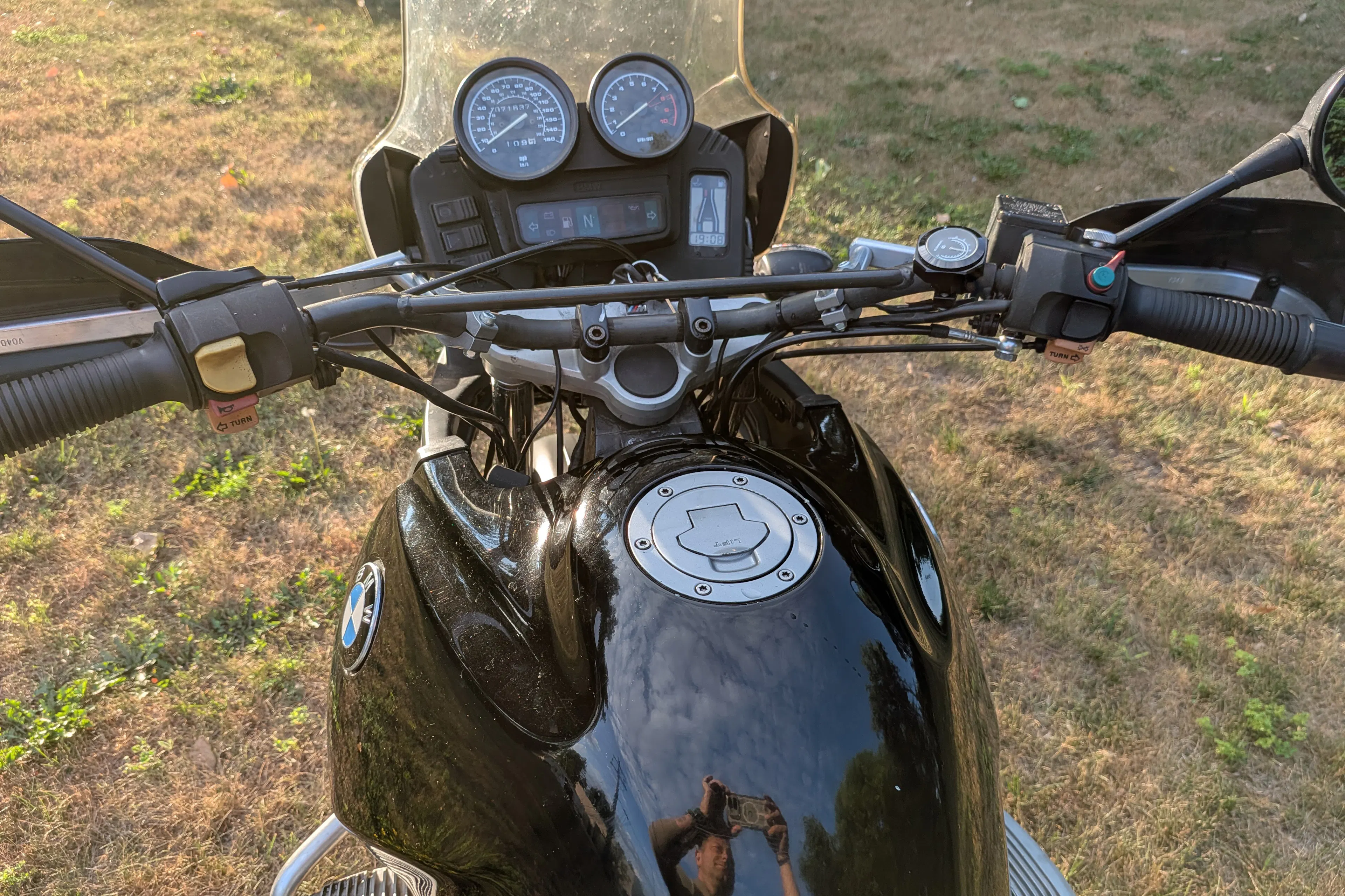 1996 BMW R1100GS cockpit