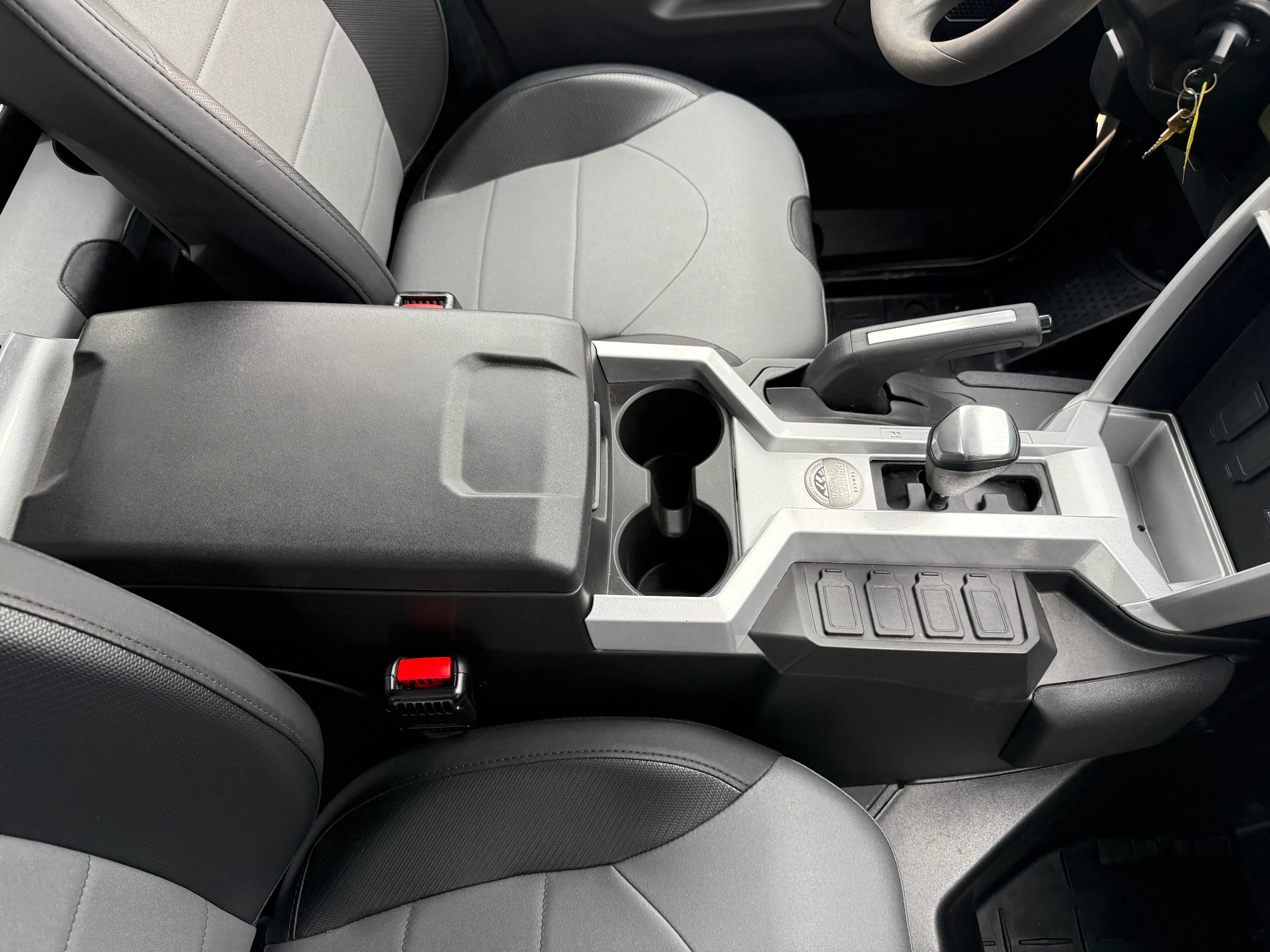 2025 Yamaha RMAX4 1000 console/shifter close