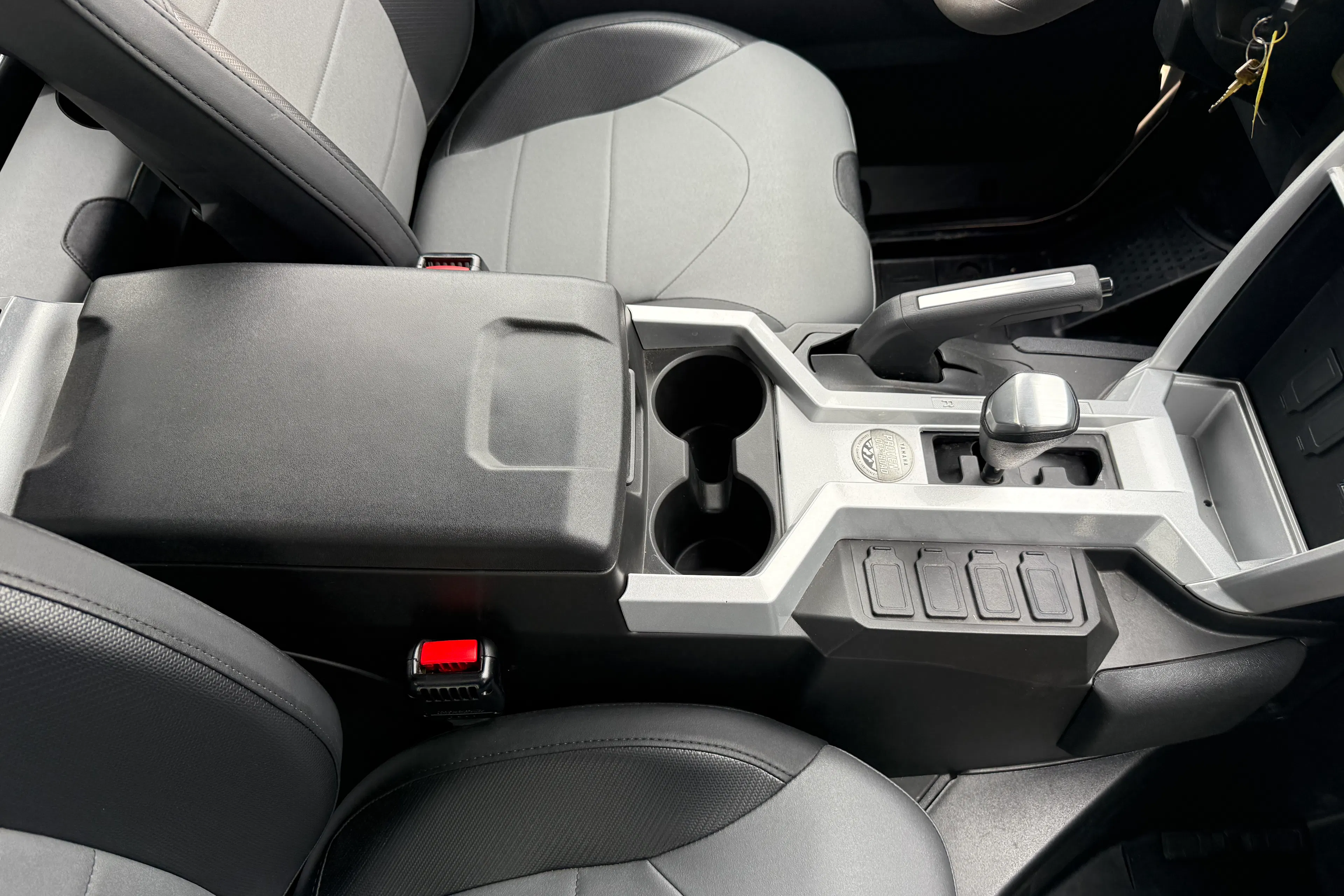 2025 Yamaha RMAX4 1000 console/shifter close