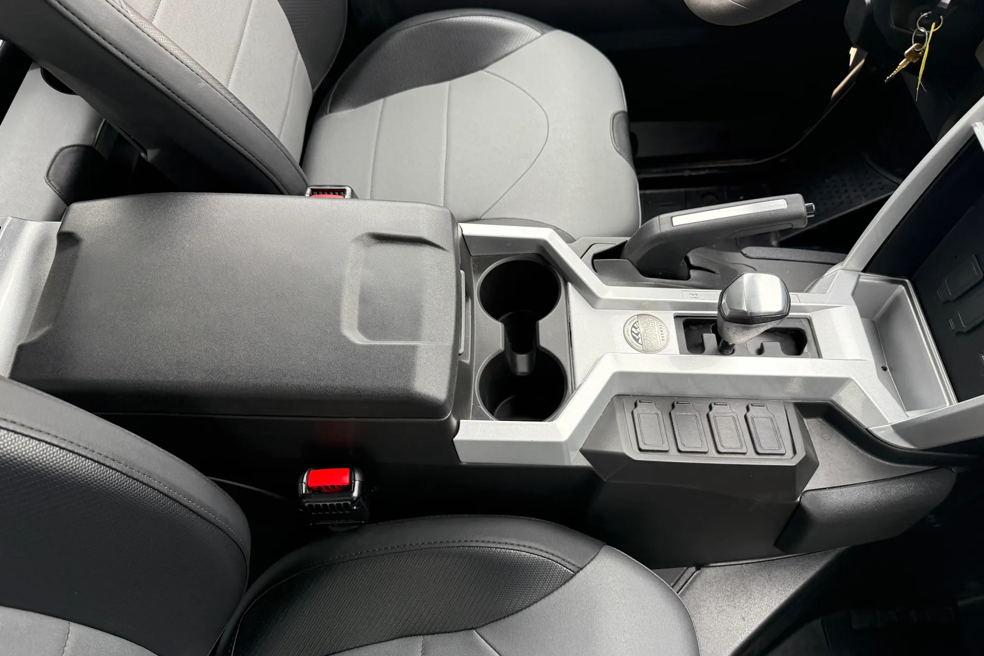 2025 Yamaha RMAX4 1000 console/shifter close
